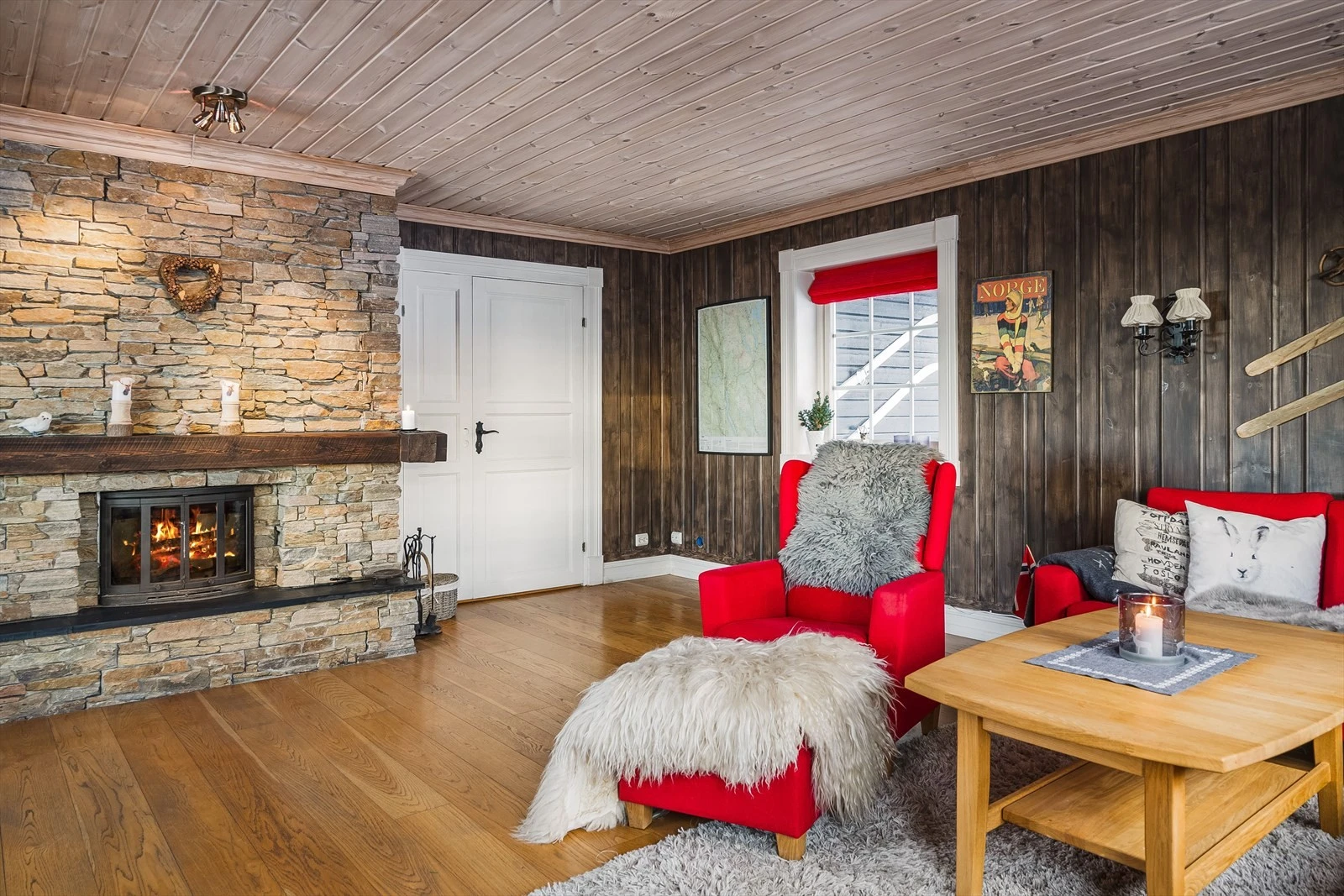 Fra entréen er det doble dører inn til stuen som er flott oppholdsrom for både avkobling og hygge. Galleribilde