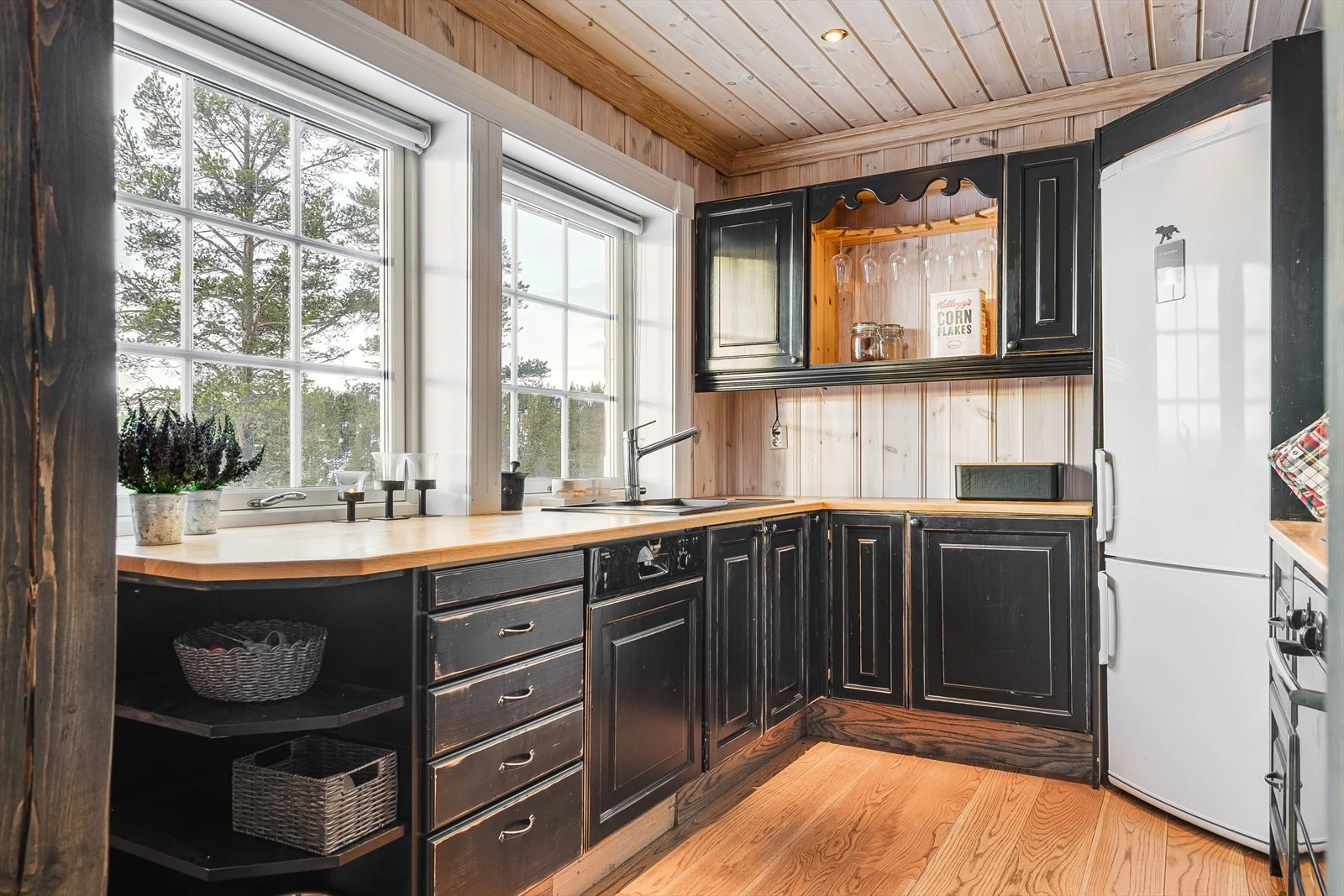 Sjarmerende og flott plassbygget kjøkkeninnredning fra 2008. Også her har du store vindusflater med nydelig naturskjønn utsikt. Galleribilde