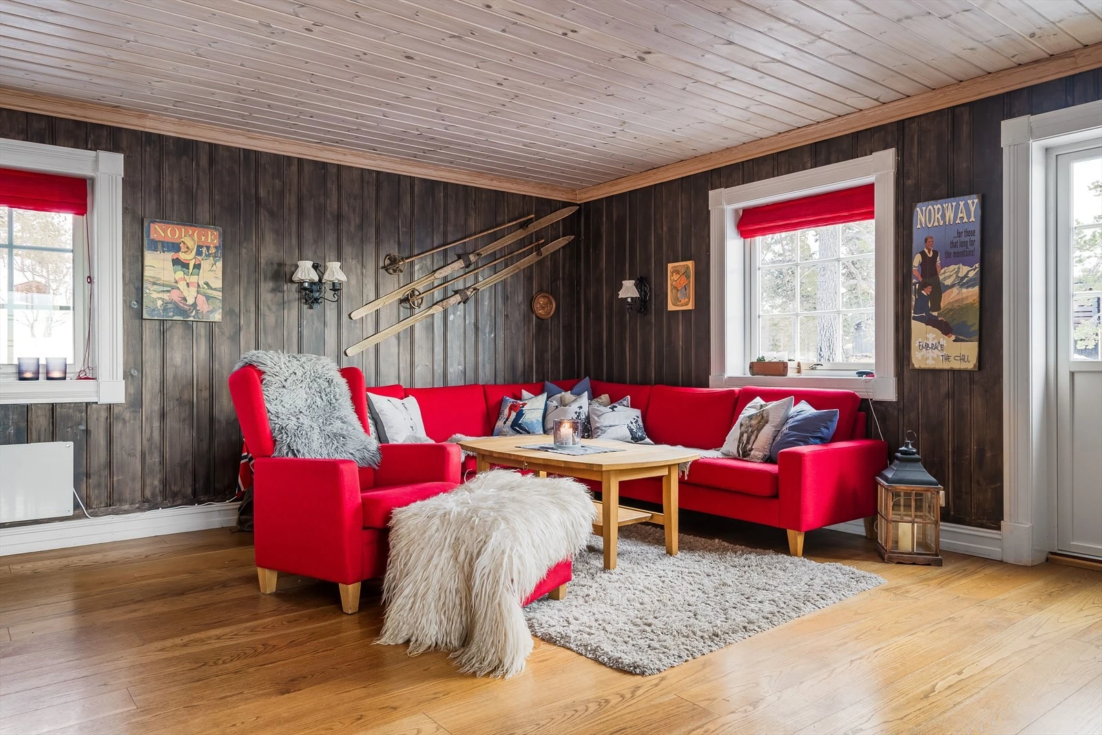 Stuen har god standard med enstavs parkett på gulv, lun panel på veggene og skjult elektrisk anlegg. Galleribilde