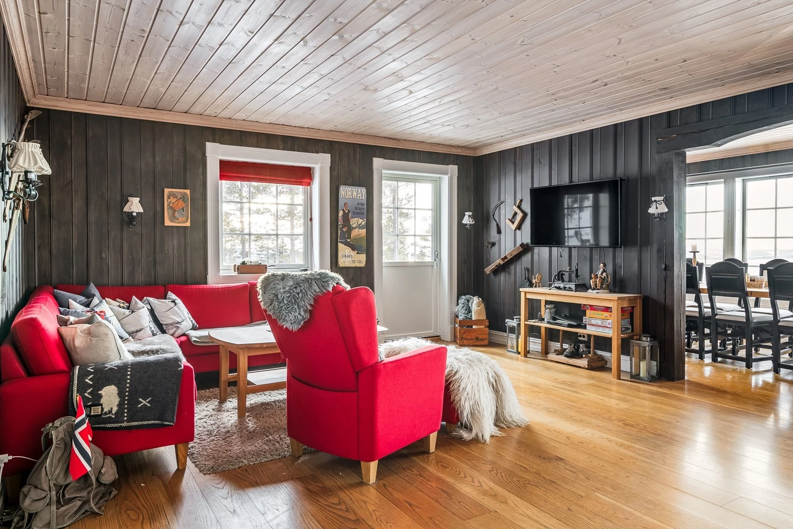 Hytta har to fine stuer ved siden av hverandre som gir god plass til både stor sofagruppe og egen spisestue i tilknytning til kjøkkenet. Galleribilde