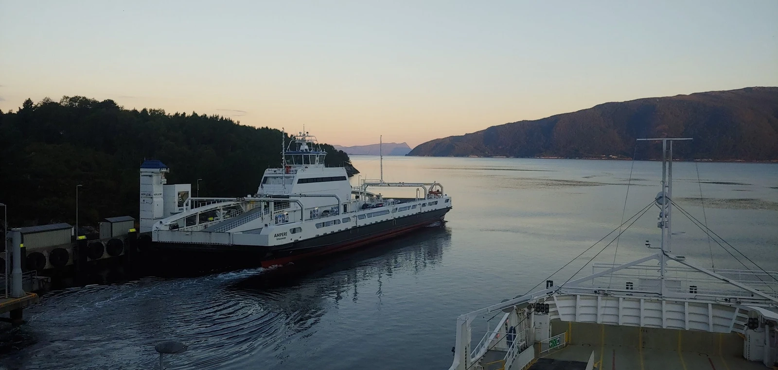 17 minutt til ferja, som var min forrige arbeidsplass, og sikkert kan bli din. Fantastisk om man jobber døgnskift og ikke vil bo på hybel, eller som i mitt tilfelle, vil ha dyr. Galleribilde