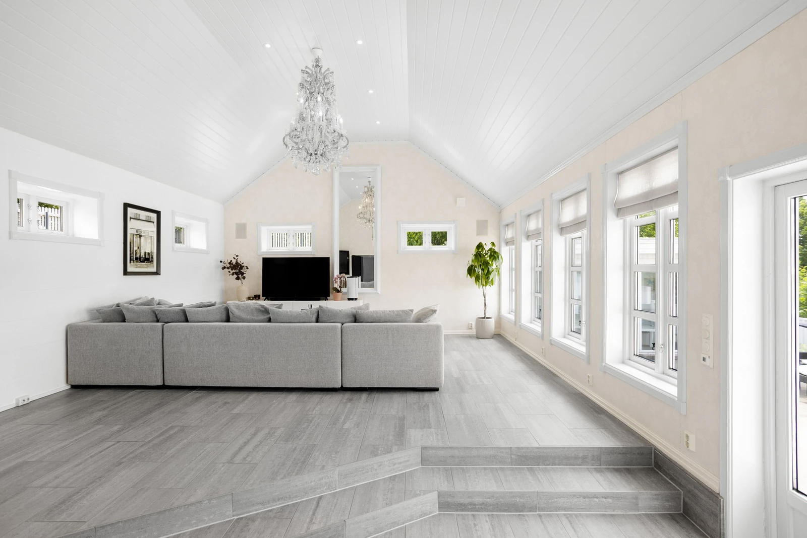 Stue med god plass til stor sofagruppe med tilhørende møblement Galleribilde