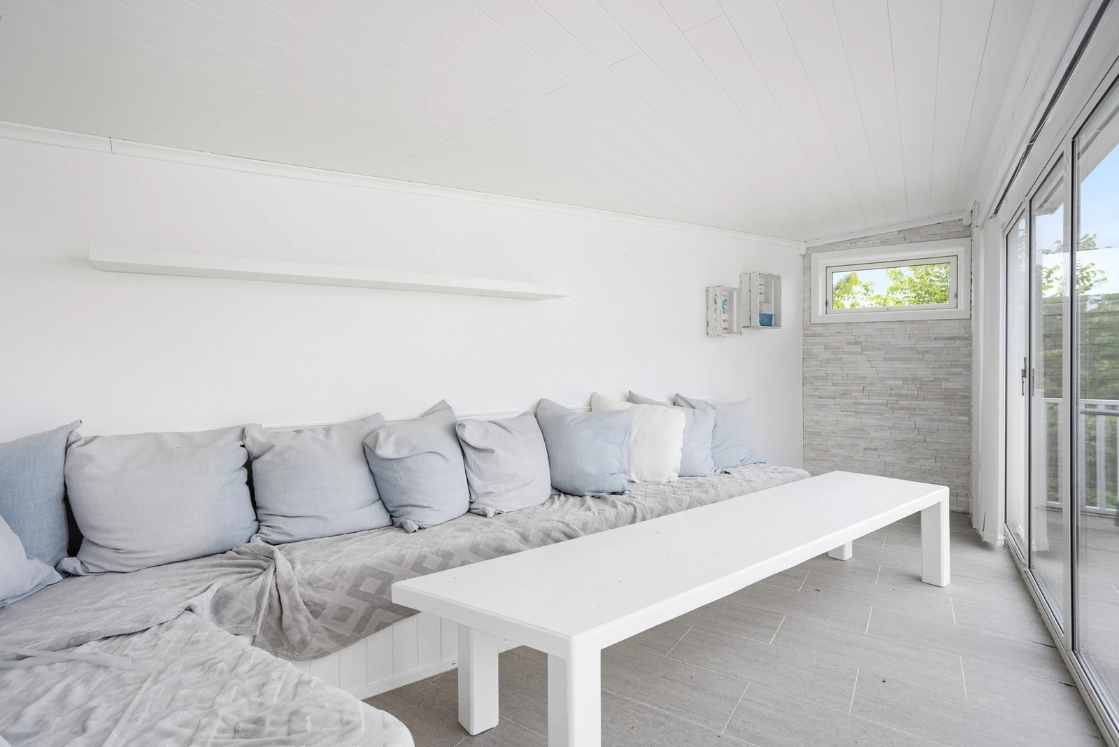 Innredet frittstående utestue som forlenger sommersesongen Galleribilde