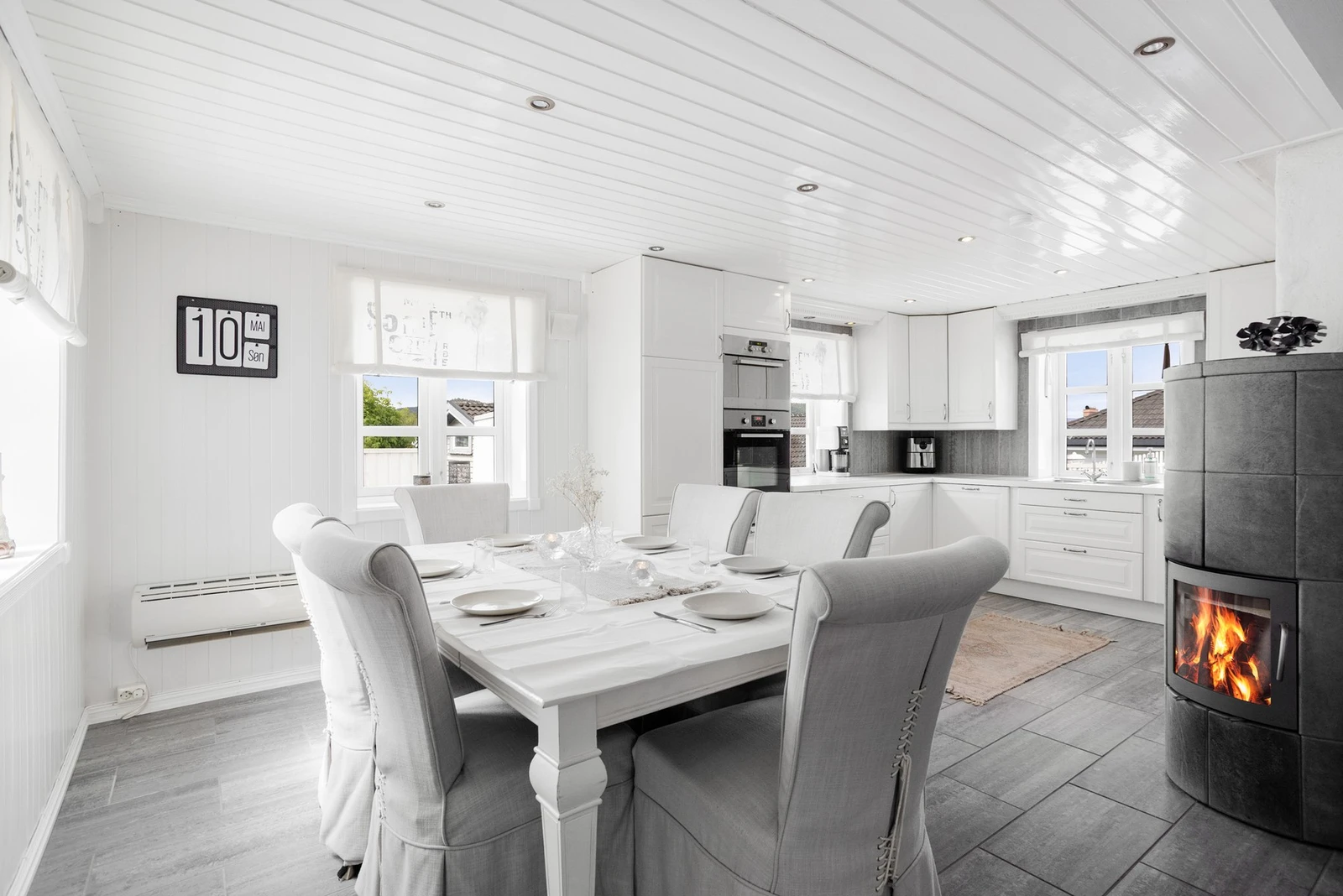 Kjøkkenet har godt med skap- og benkeplass Galleribilde