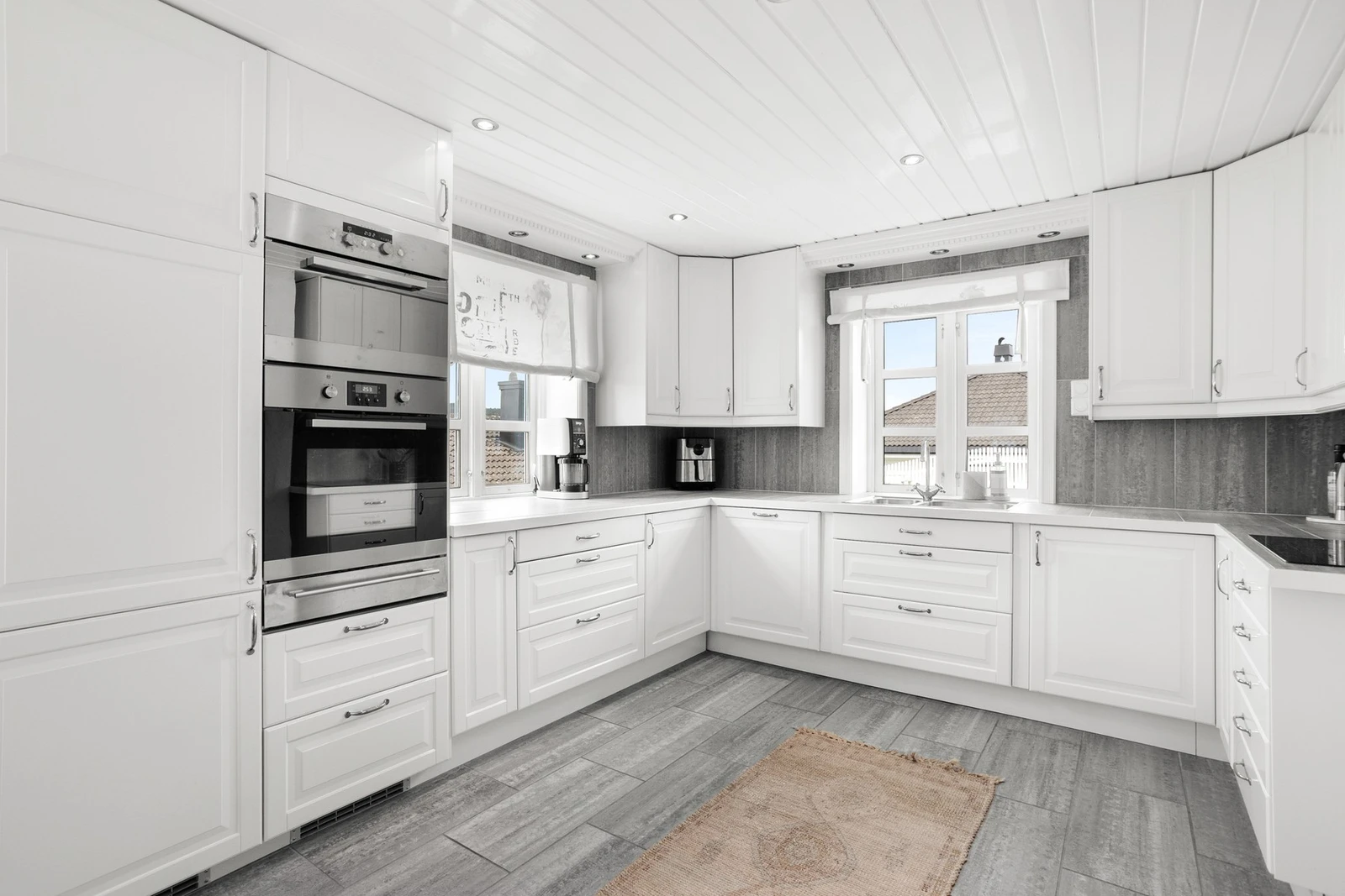 Integrerte hvitevarer som stekeovn, platetopp og mikrobølgeovn Galleribilde