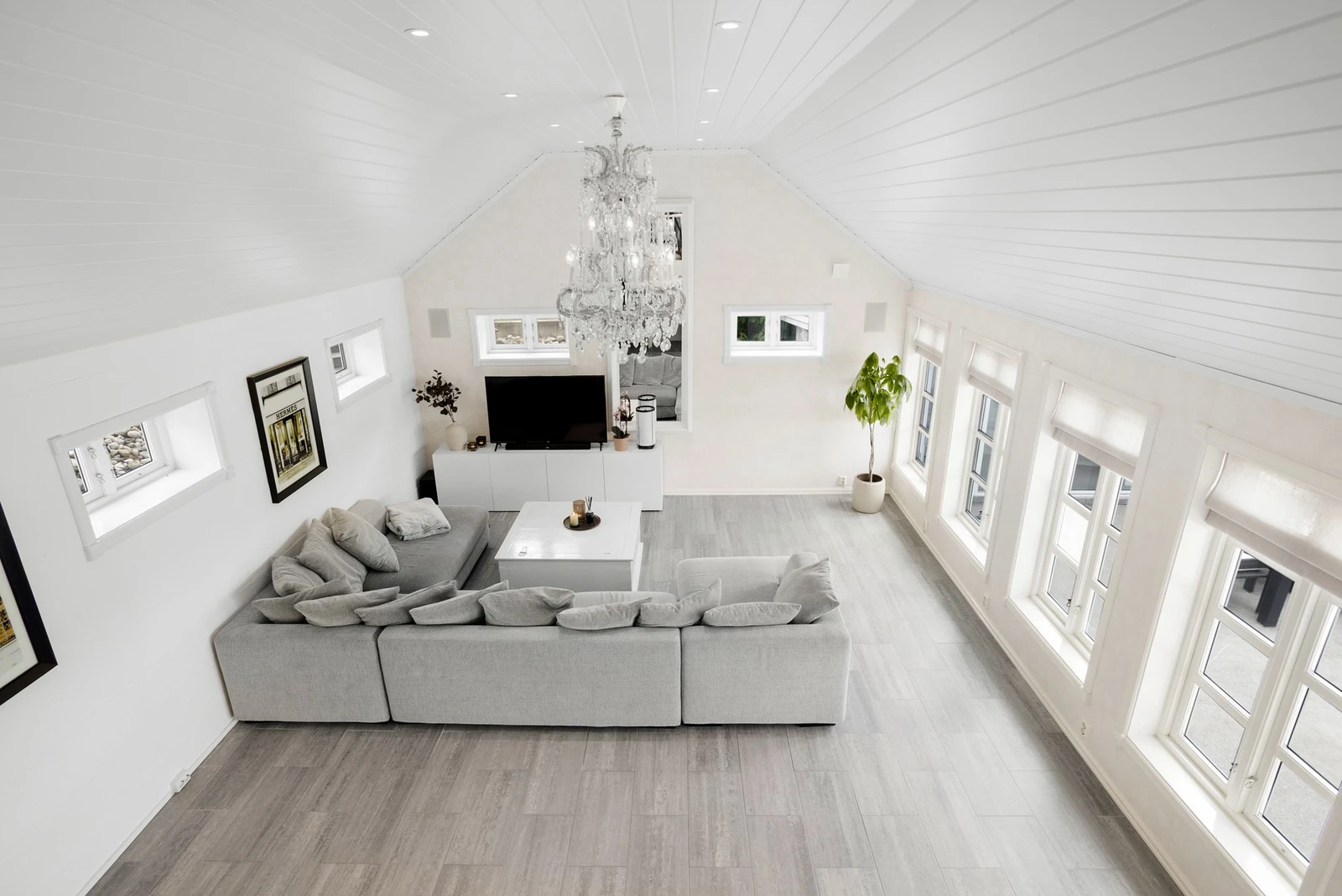 Stue med meget god takhøyde. Store vindusflater som gir godt med naturlig lys og god utsikt Galleribilde