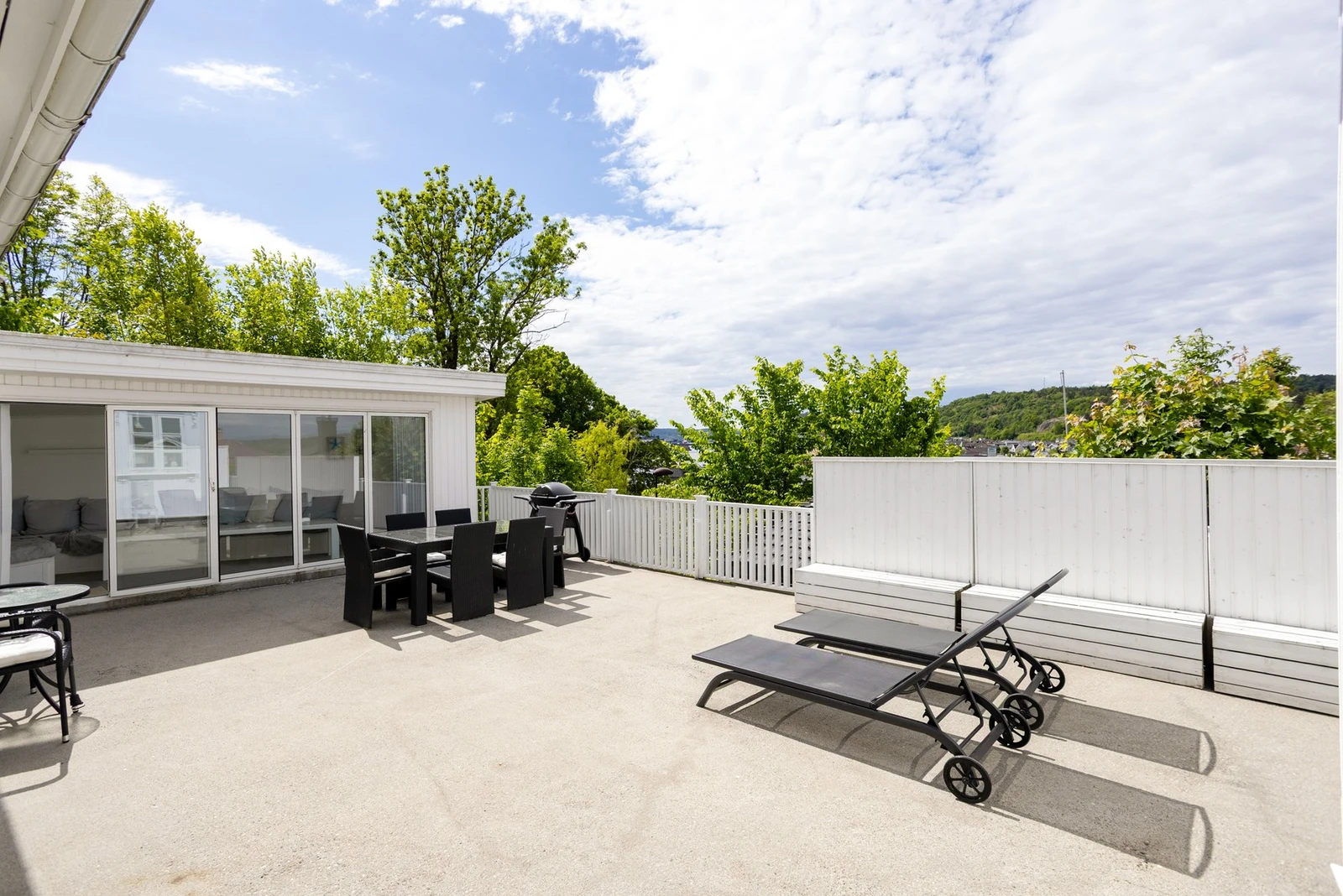 Enebolig med nydelig beliggenhet og utsikt mot elven. Stor og usjenert uteplass med gode solforhold Galleribilde