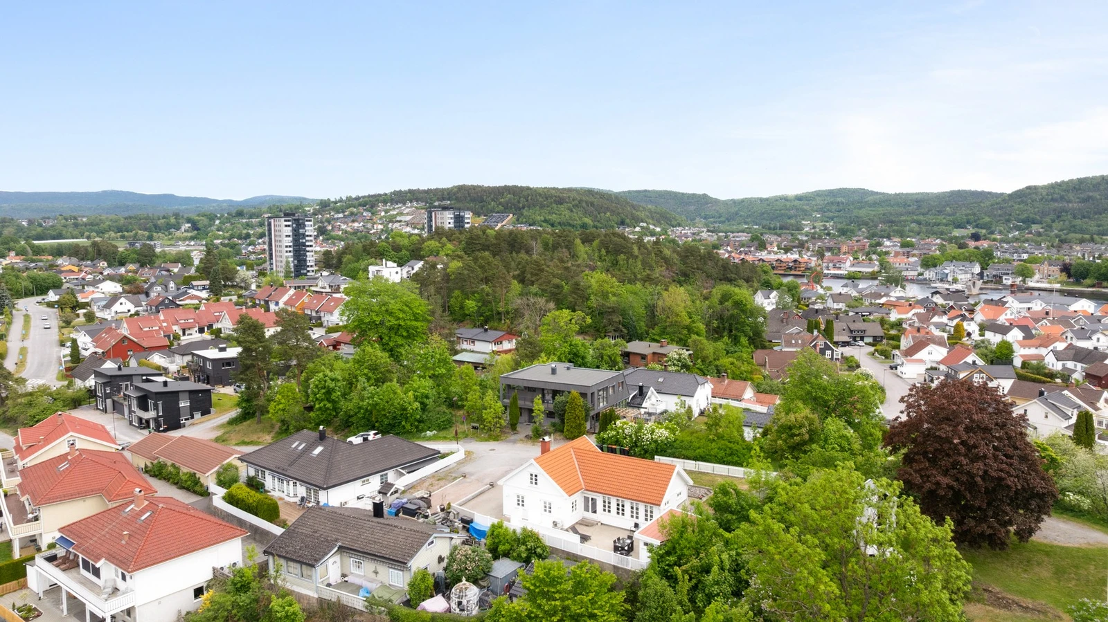Eiendommen ligger øverst mot Lysthusåsen. Fantastisk utsikt og meget gode solforhold Galleribilde