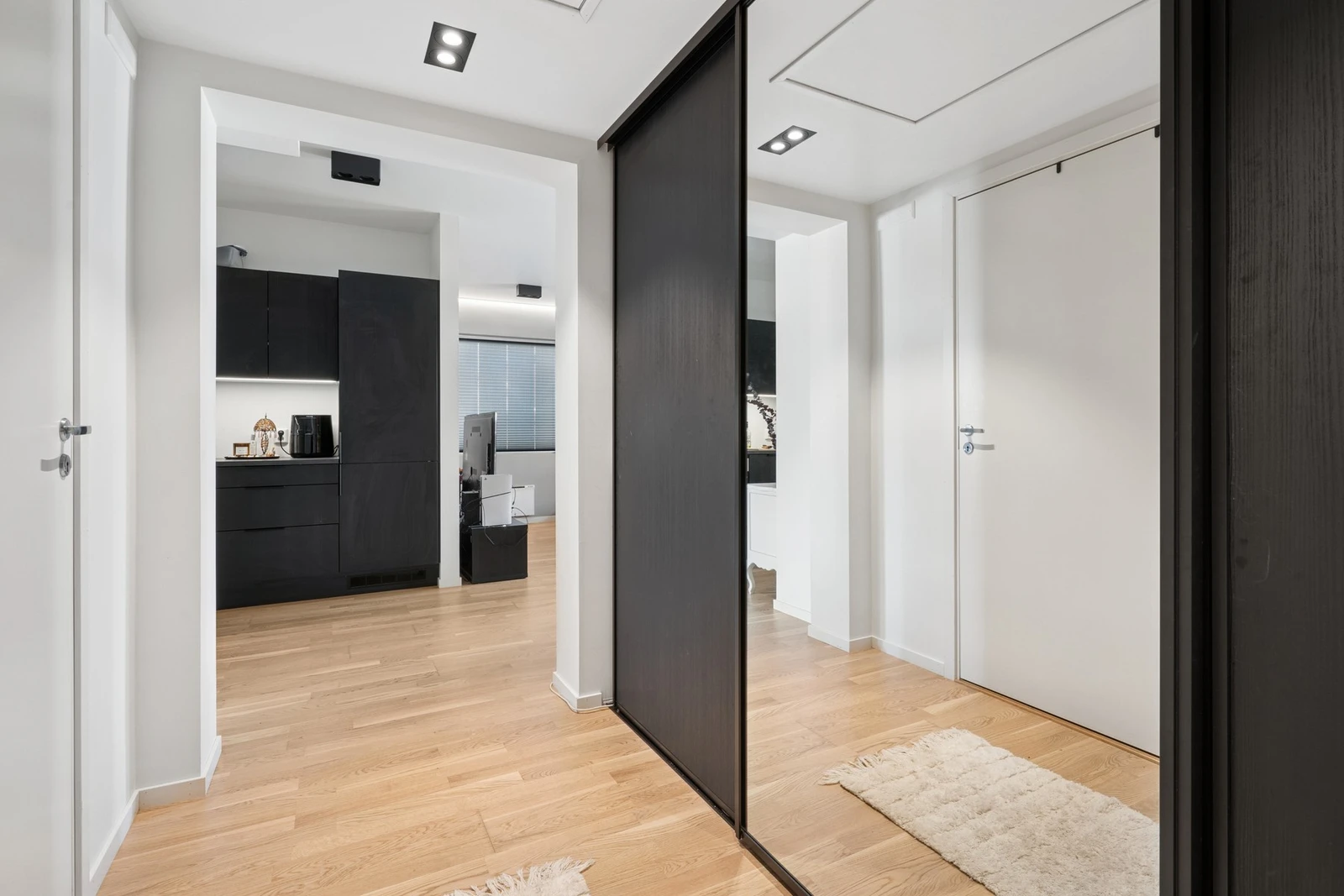 Entréen har en romslig skyvedørsgarderobe. Her kan du oppbevare tøy, sko og diverse. Galleribilde