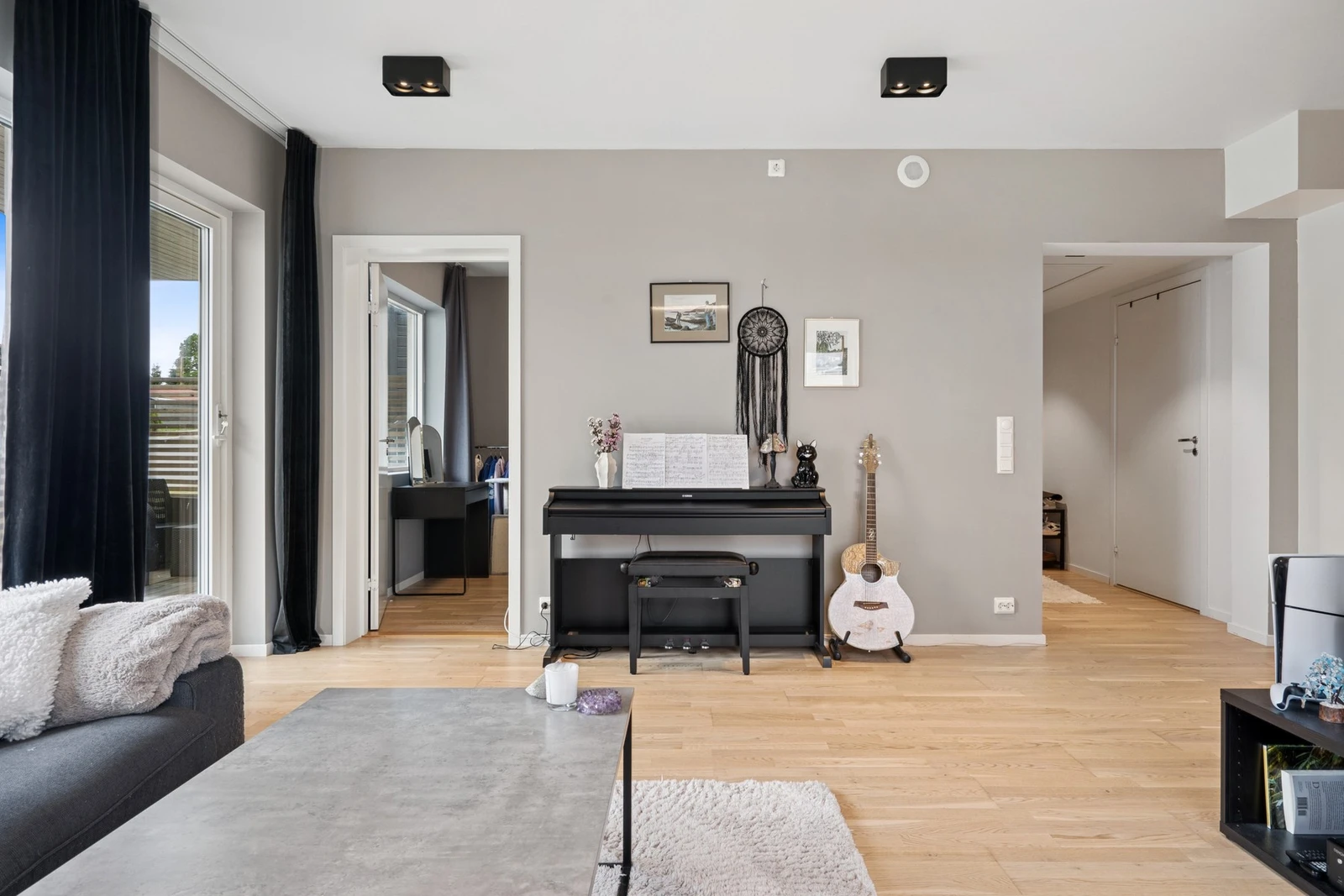 De store vindusflatene bringer rikelig med naturlig lys inn i boligen. Galleribilde