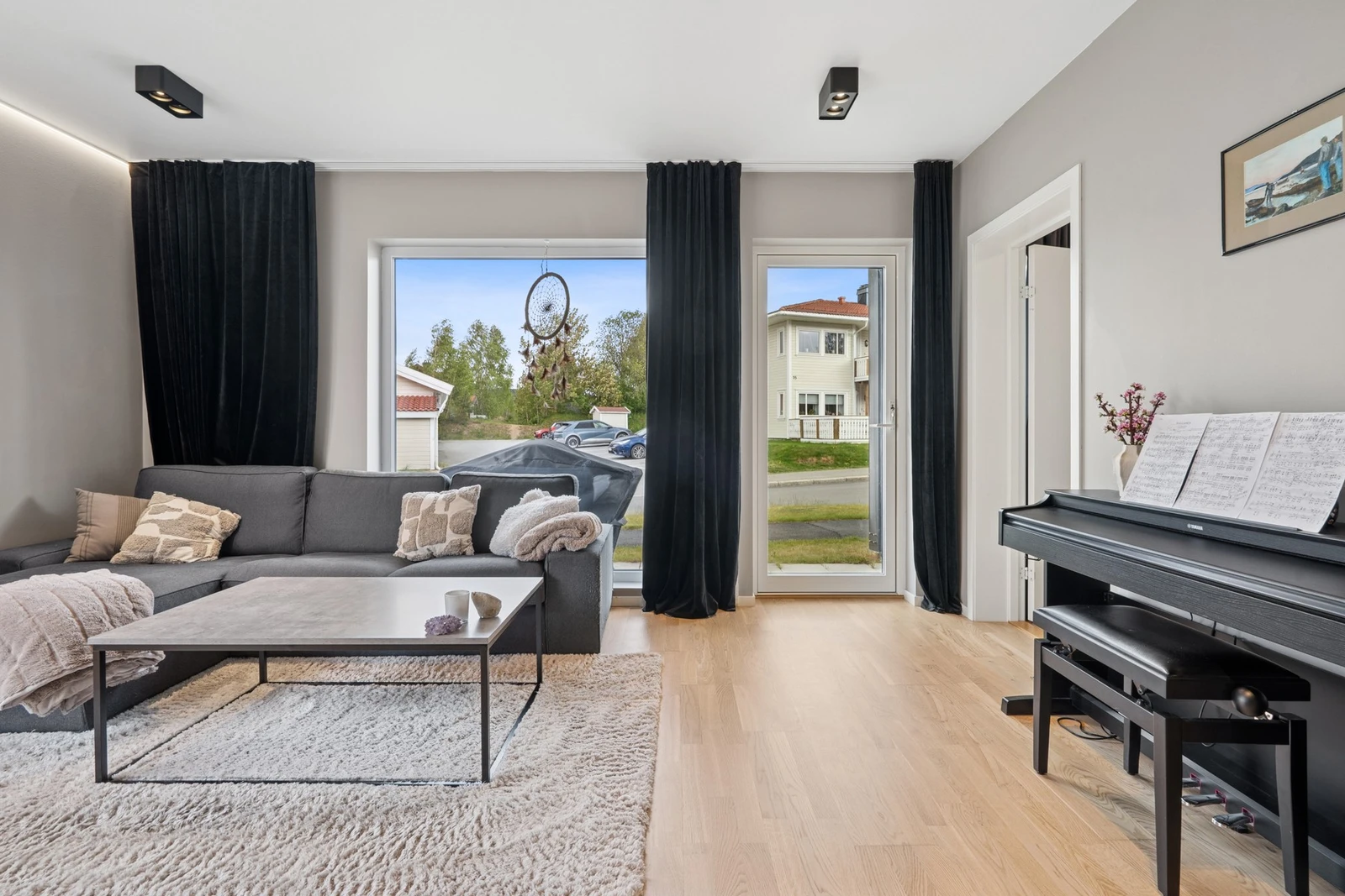 Stuen er romslig og har pass til sofa, stuebord, tv- og benk. Galleribilde