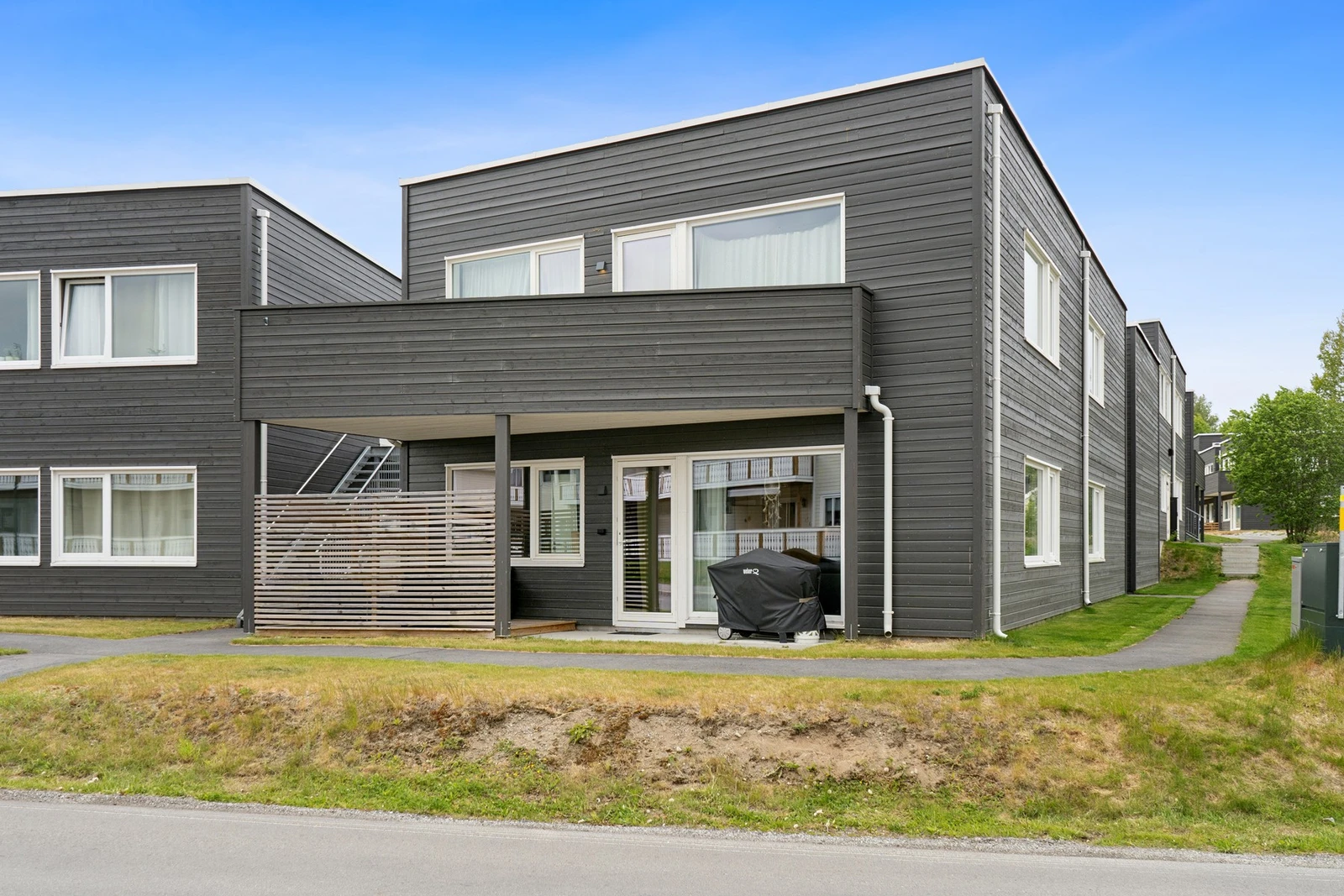 Her har du trappefri adkomst og en koselig markterrasse som kan nytes i fint vær. Galleribilde