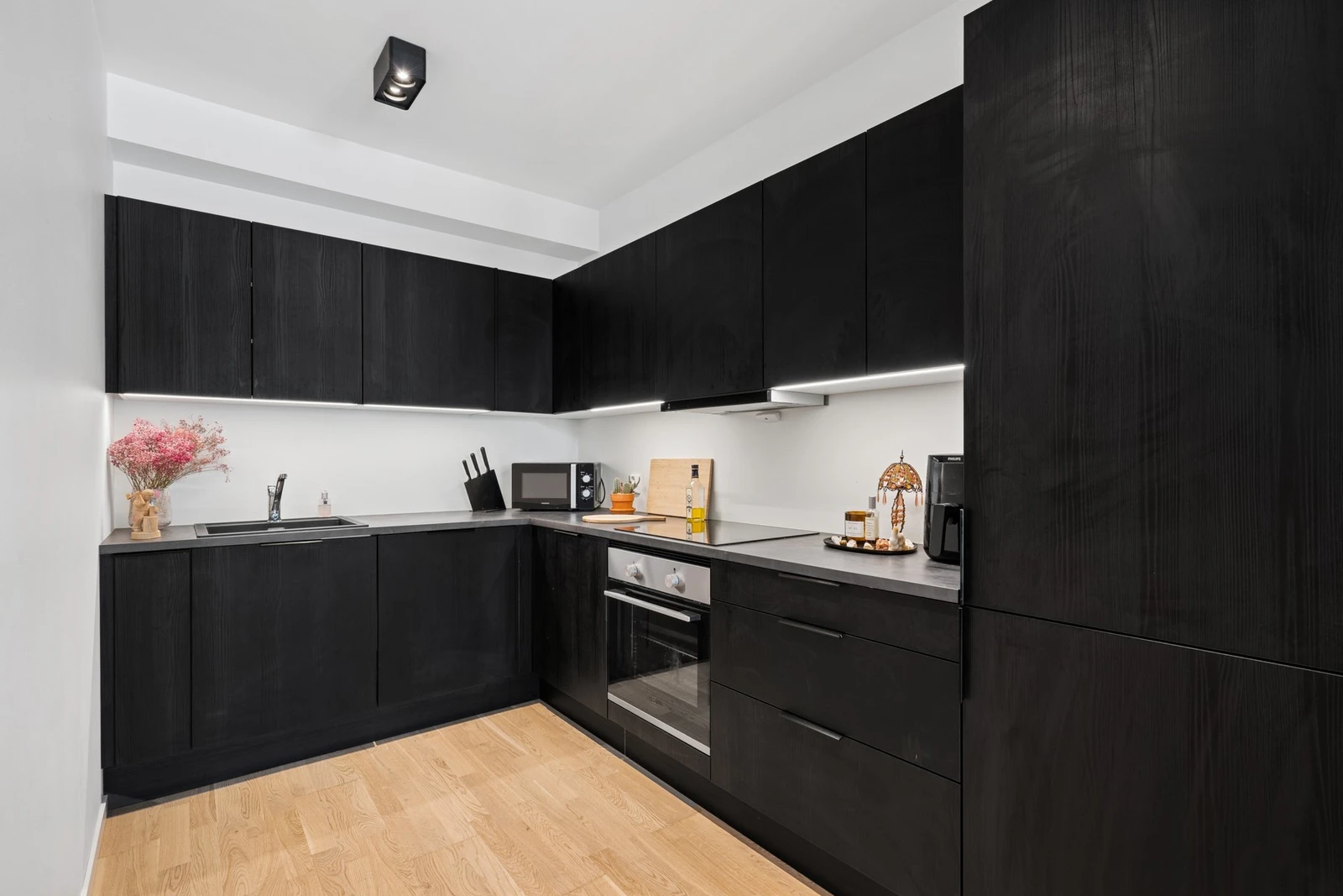 Leiligheten har et pent og moderne kjøkken med rikelig skap- og benkeplass. Galleribilde