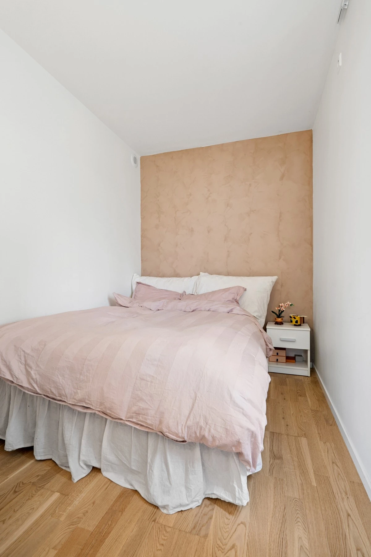 Soverom nr. 1 med plass til stor seng og garderobeskap. Galleribilde