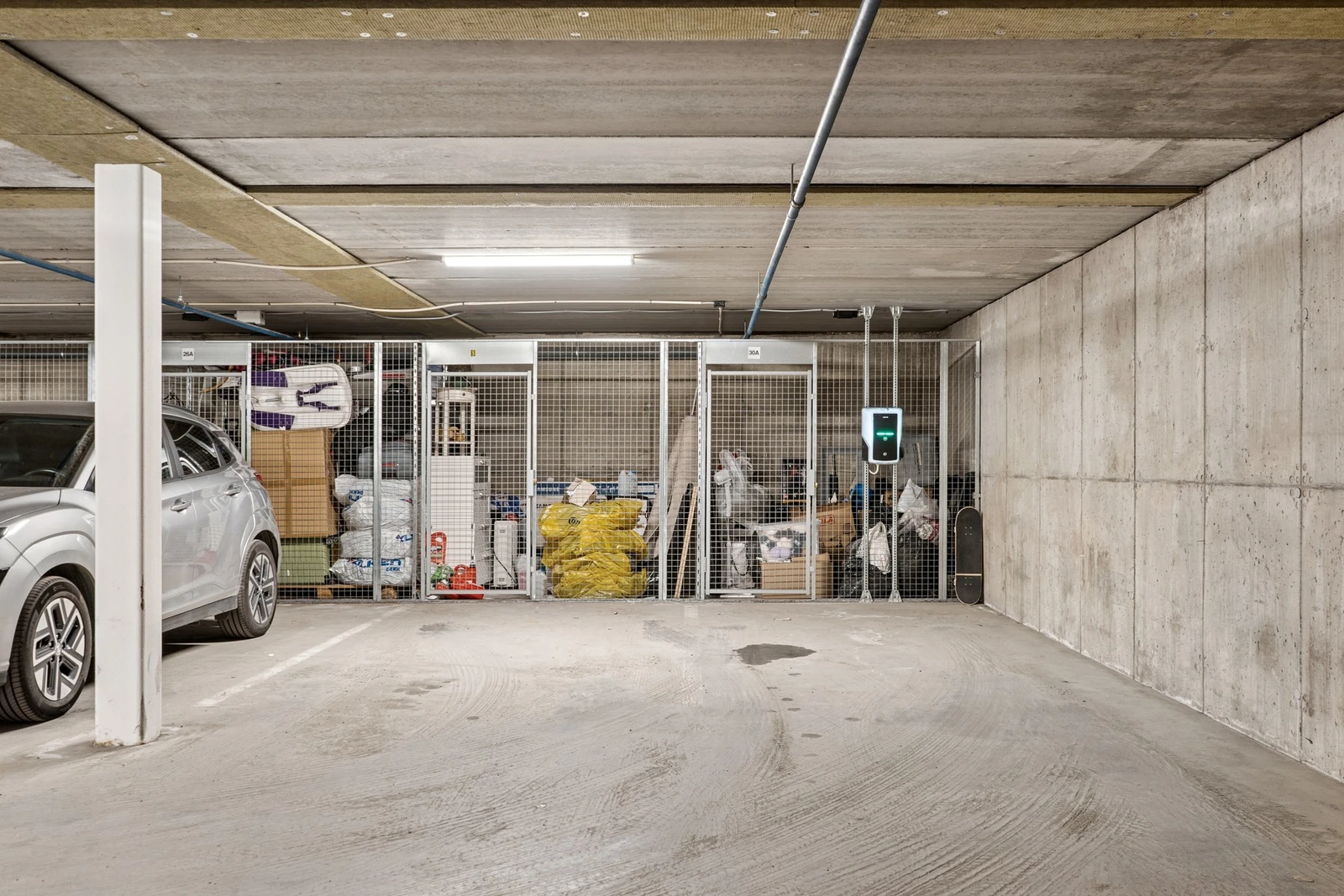 Garasje og bod beliggende bak garasjeplassen Galleribilde