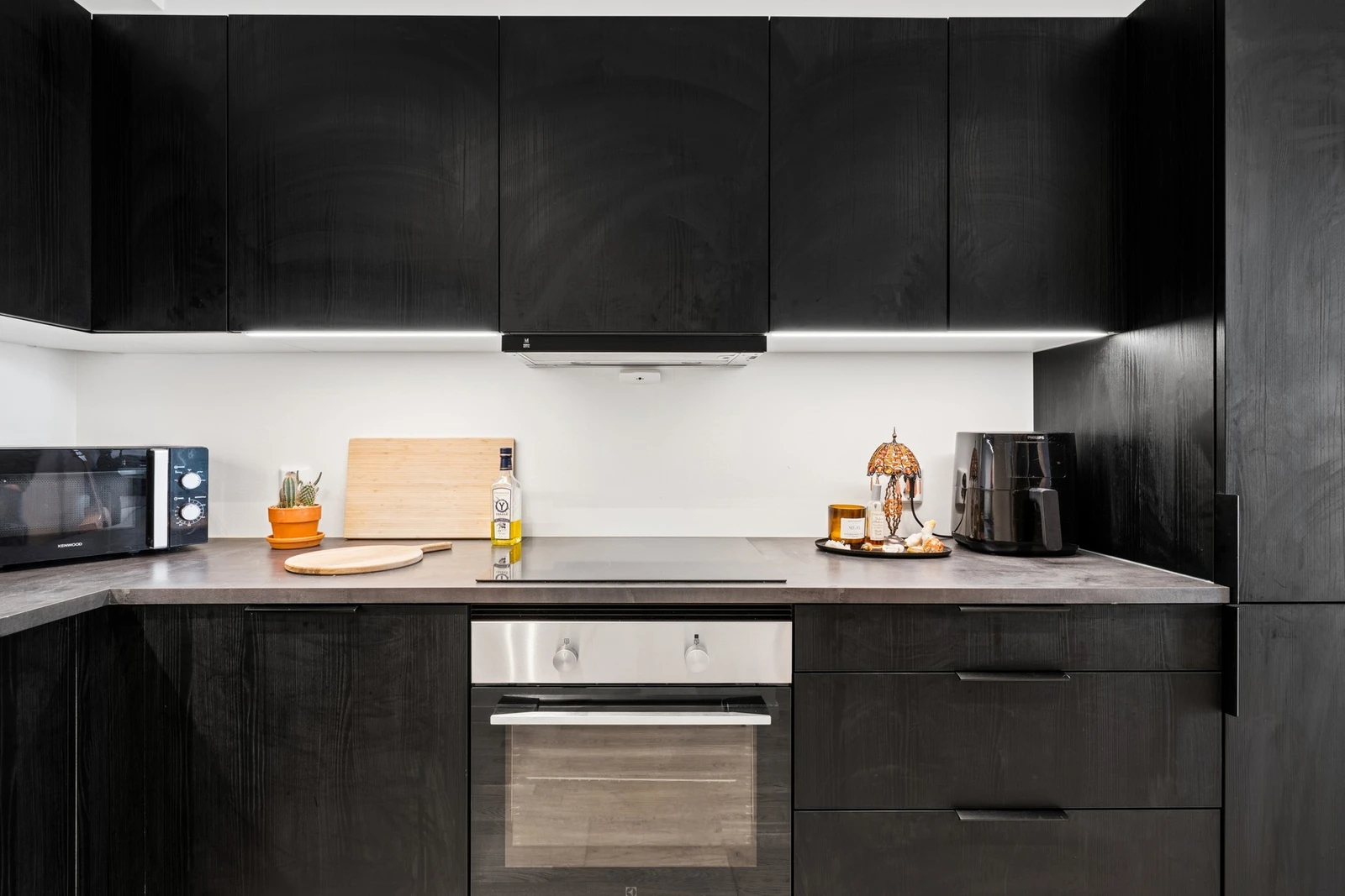 Den perfekte plassen for deg som liker å lage mat. Det er også montert belysning under overskapene, noe som gir godt med lys når man skal lage mat. Galleribilde