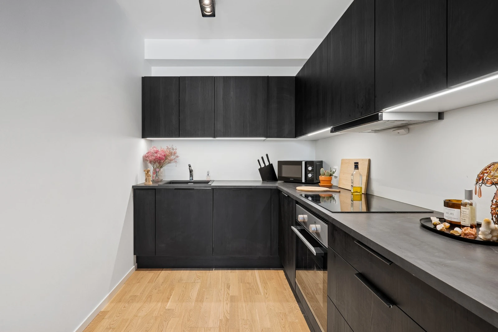 Et lekkert og mørkt design på kjøkkenet, et flott oppgradert tilvalg. Galleribilde