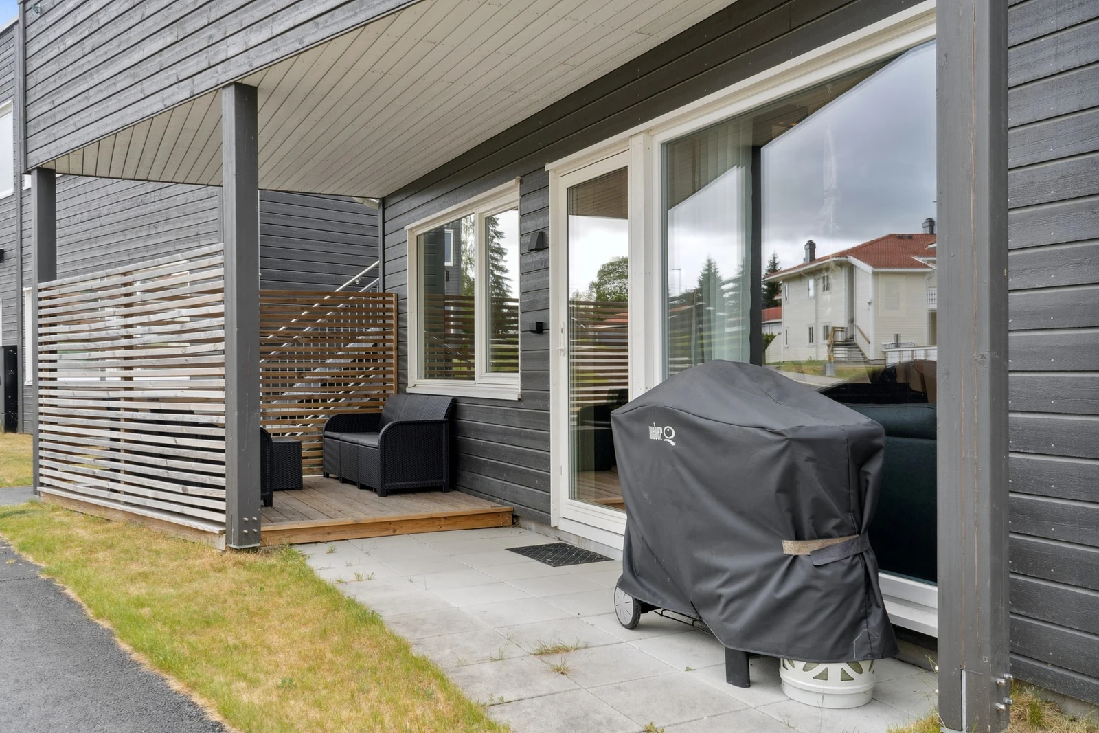 Markterrassen er en fin plass til å kunne nyte flotte og solrike dager. Her kan du grille og kose deg med en hyggelig middag om sommeren. Galleribilde