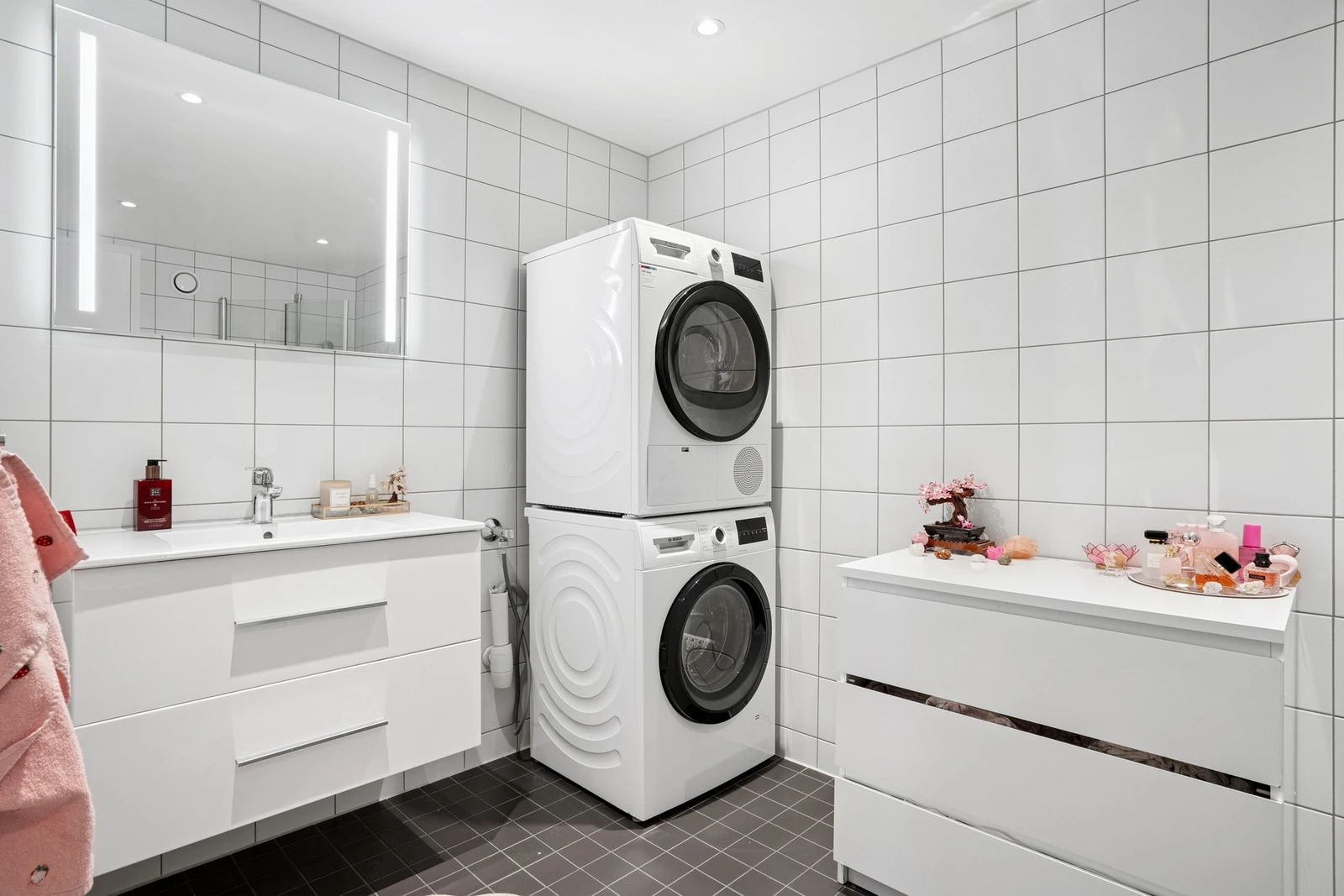 Badet har lys baderomsinnredning og vegghengt speil med belysning. Galleribilde