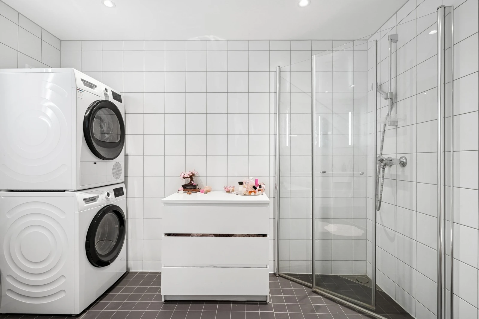 Dusj med innfellbare glassdører, noe som er praktisk for plassbesparelse. Galleribilde