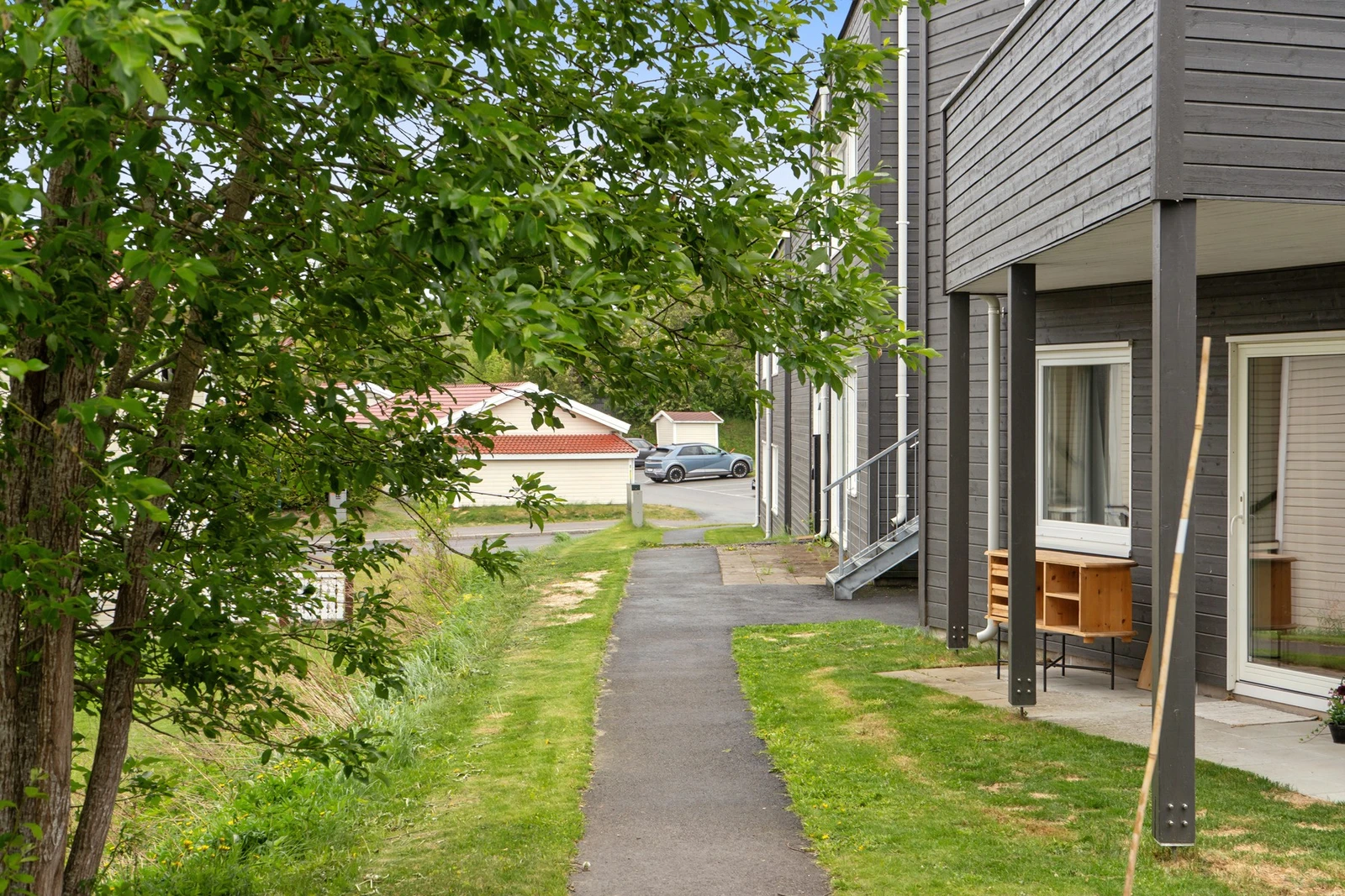 Dagligvarebutikker, skoler, barnehager og flotte turområder er også i nærheten, noe som gjør hverdagen både enkel og komfortabel. Galleribilde