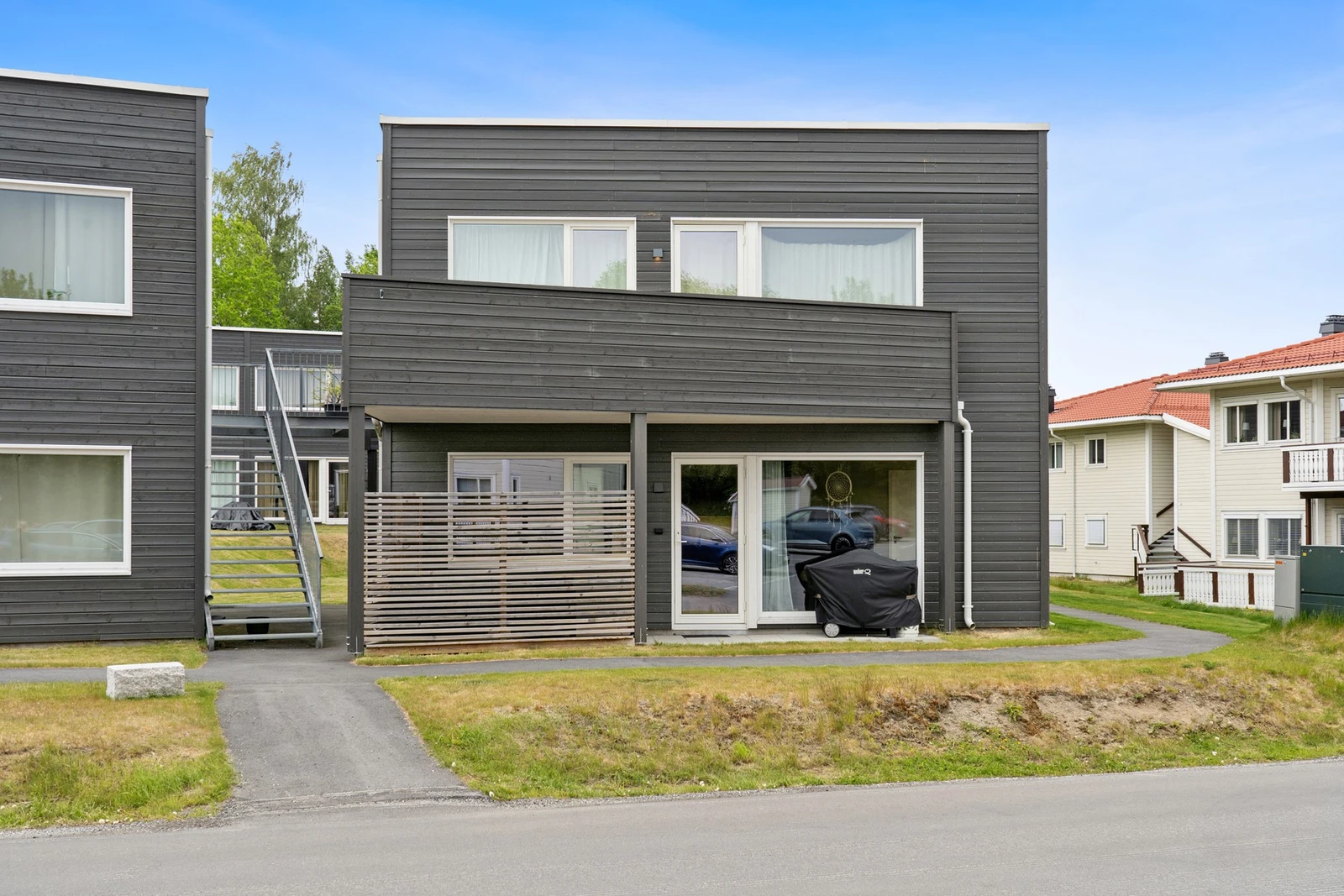 Beliggenheten på Dal gir nærhet til både natur og kollektivtilbud. Det er gangavstand til tog og buss, med hyppige avganger til Jessheim, Oslo og Gardermoen. Galleribilde