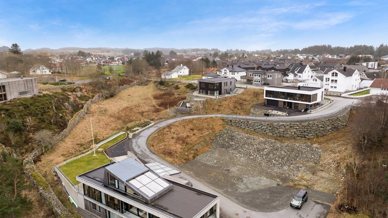 Det er gangavstand til bl.a barnehager, barne- og ungdomsskole og Storhall Karmøy (meget flott idrettsanlegg) Galleribilde