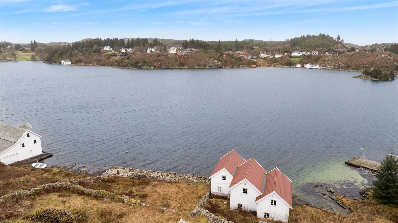 Fra tomten har man flott utsikt mot sjøen - må ses! Galleribilde