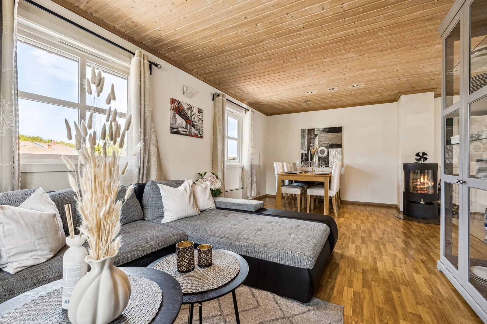 Romslig stue med god plass til møblering og spisebord.