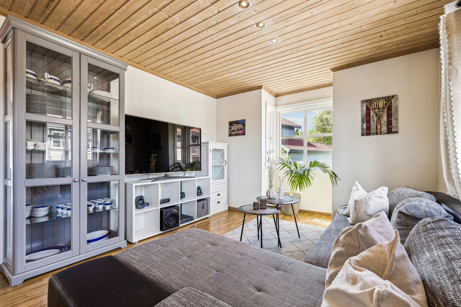 Praktisk stue med god plass til møblering og rikelig med lys.