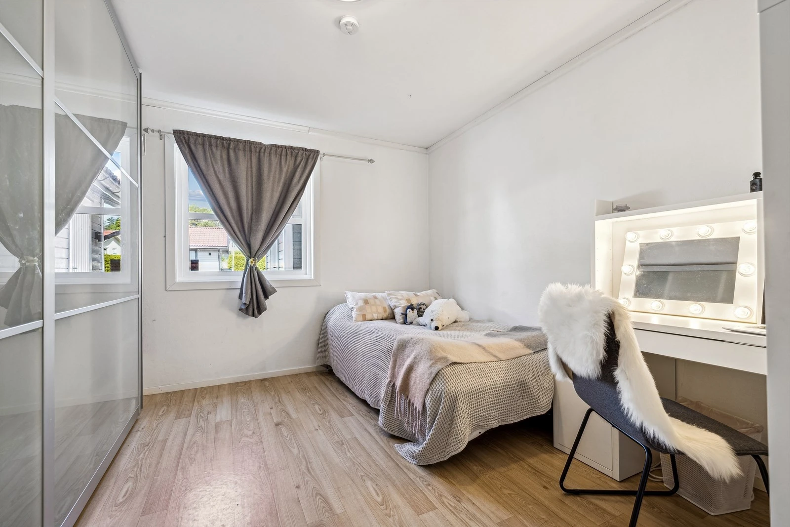 Soverom 1 med god plass til enkelttseng, pult og skyvedørsgarderobe.