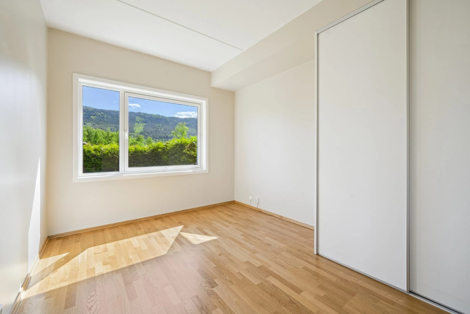 Soverom med skyvedørsgarderobe