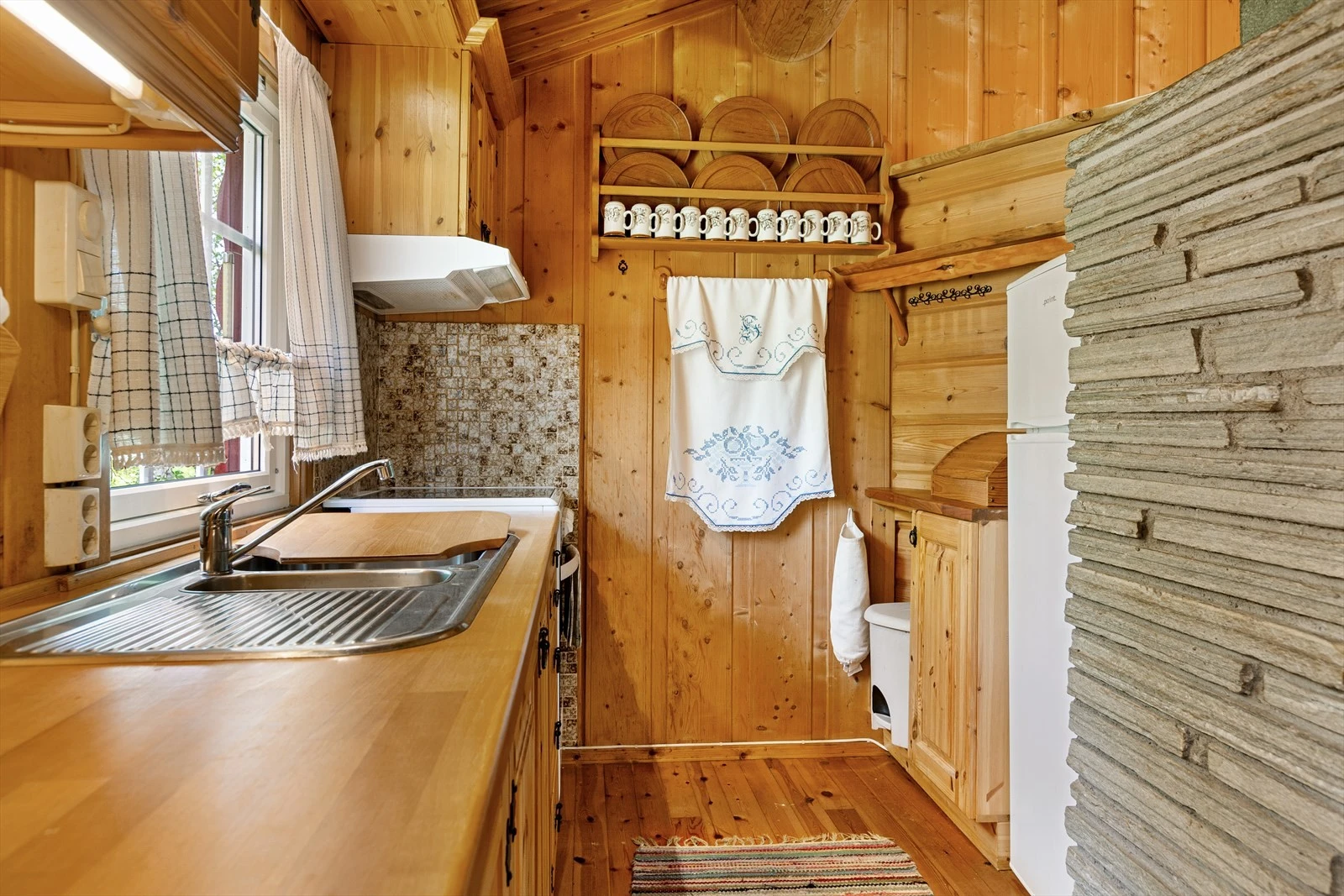 Frittstående hvitevarer, med komfyr og kjøl-/fryseskap. Galleribilde