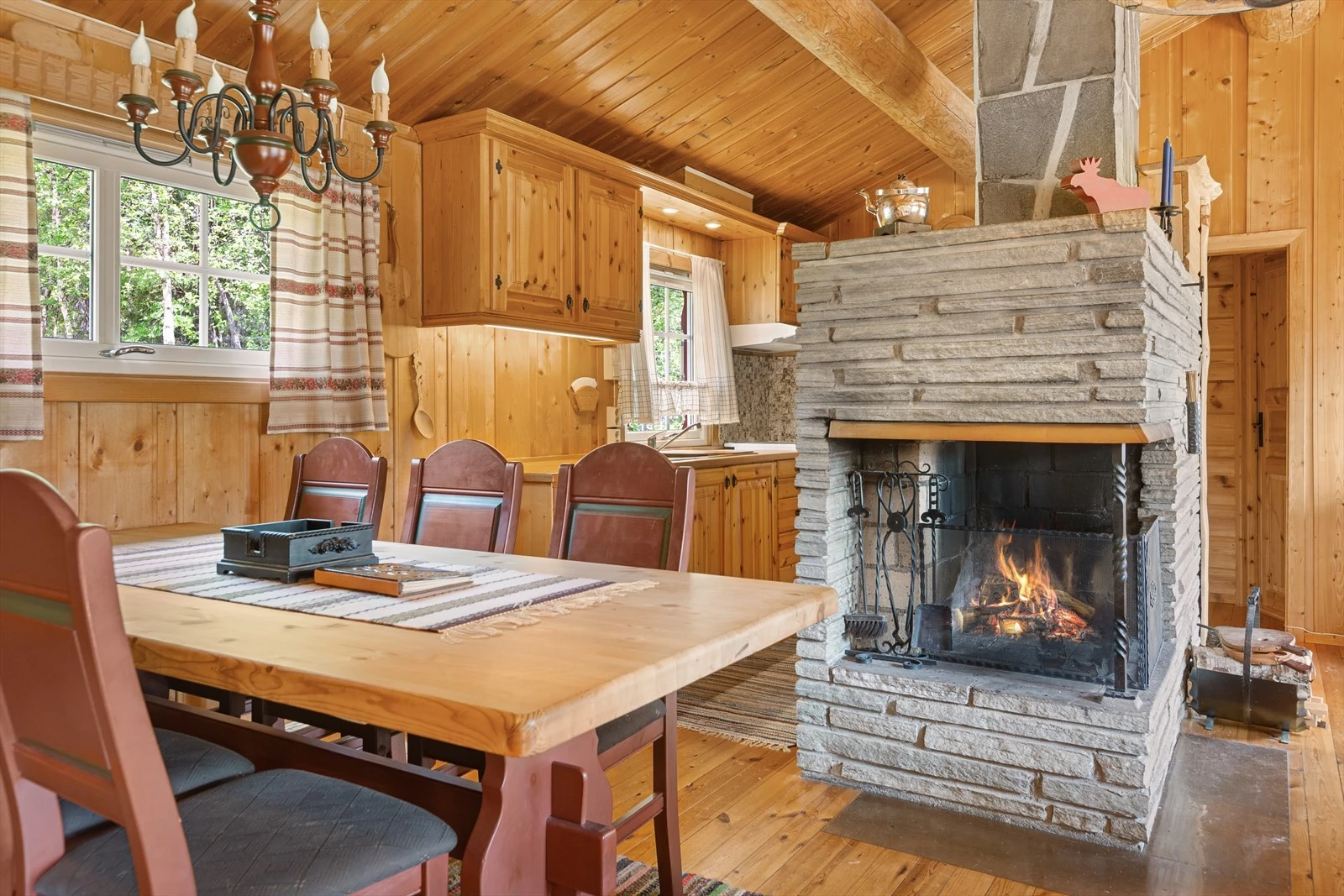 Spisestue i tilknytning kjøkken Galleribilde