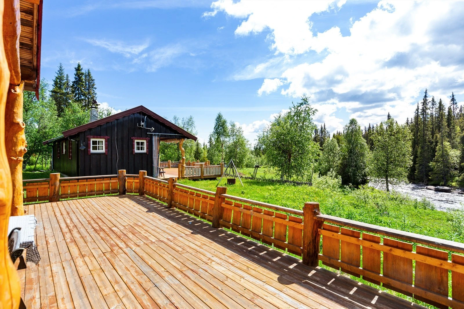 På begge hyttene er det romslige terrasser. Galleribilde