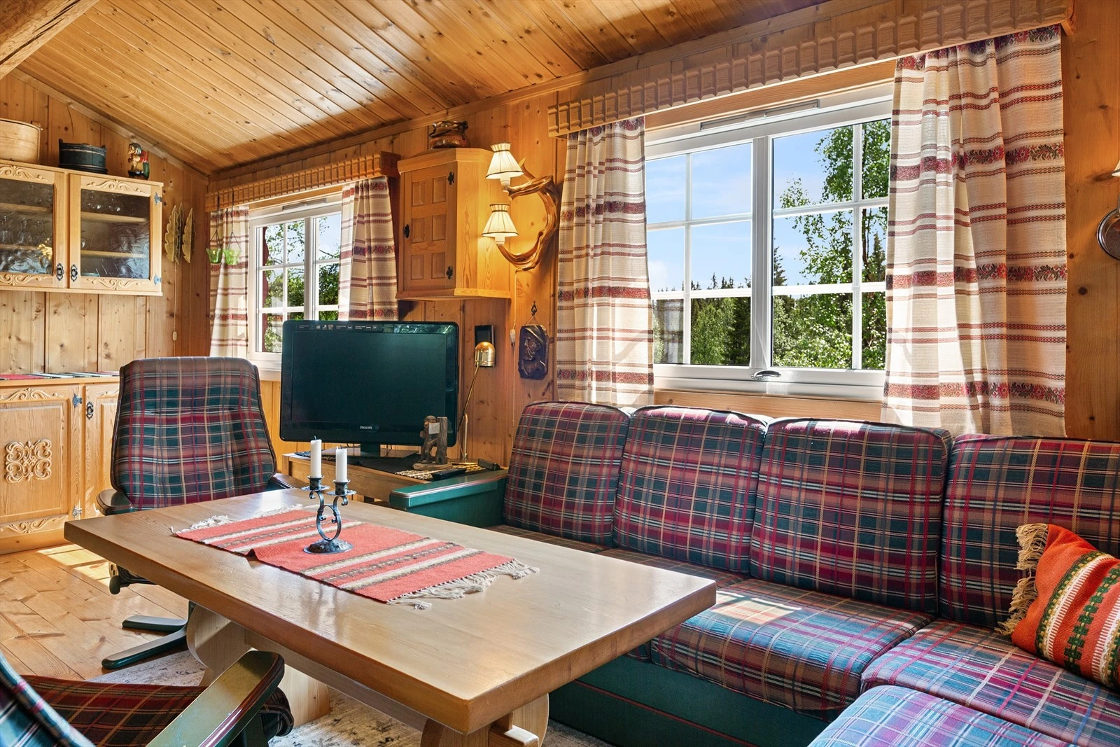 Flere vindusflater som slipper inn godt med naturlig lys. Vinduene ble skiftet i 2017. Galleribilde