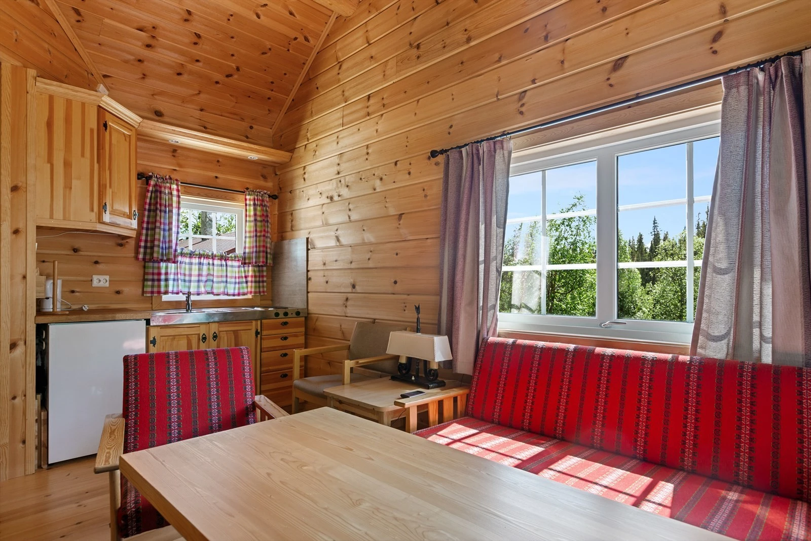 Åpen stue-/kjøkkenløsning. Galleribilde