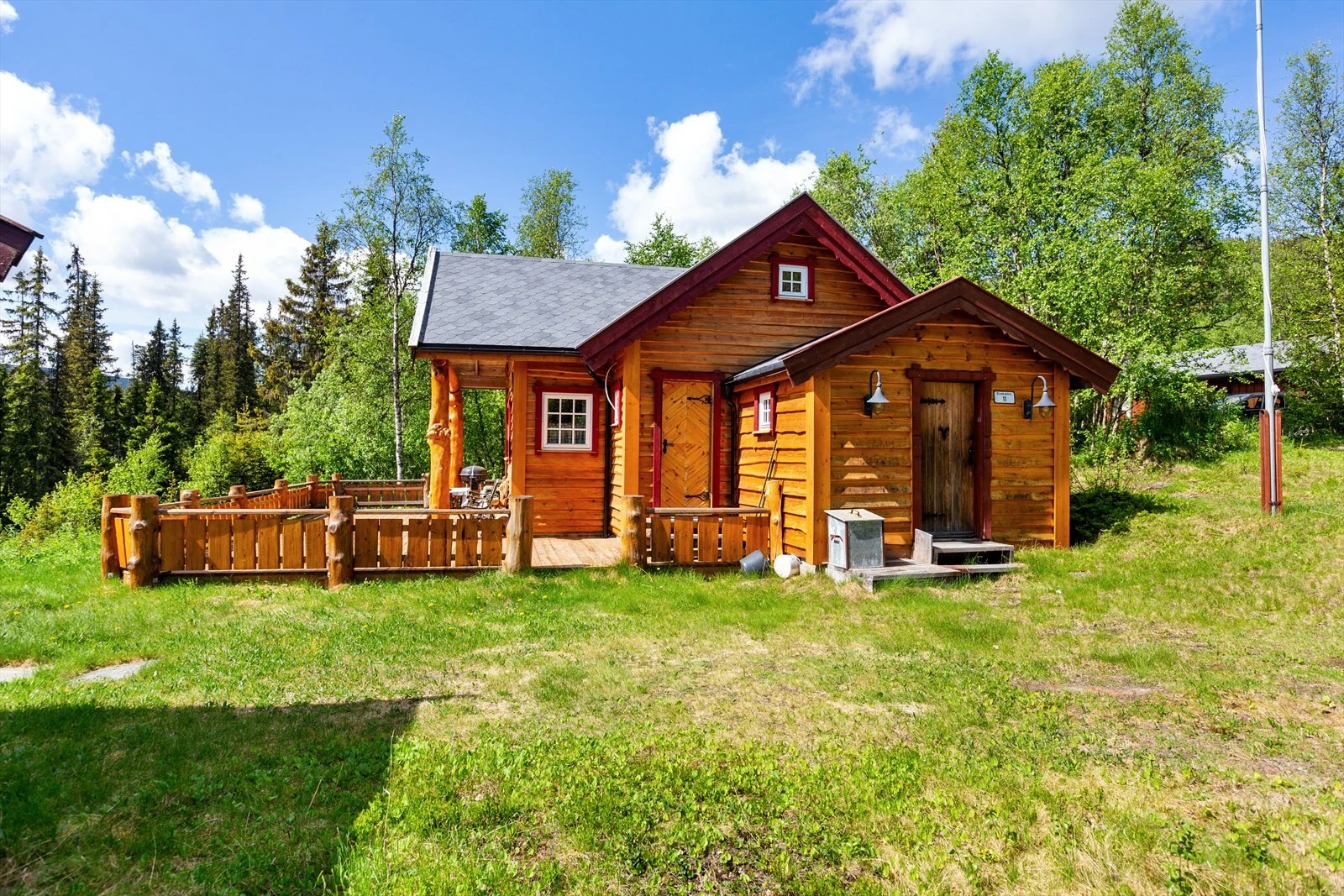 Gjestehytte/anneks med vindfang, bad, stue/kjøkken og soverom, samt bod. Galleribilde