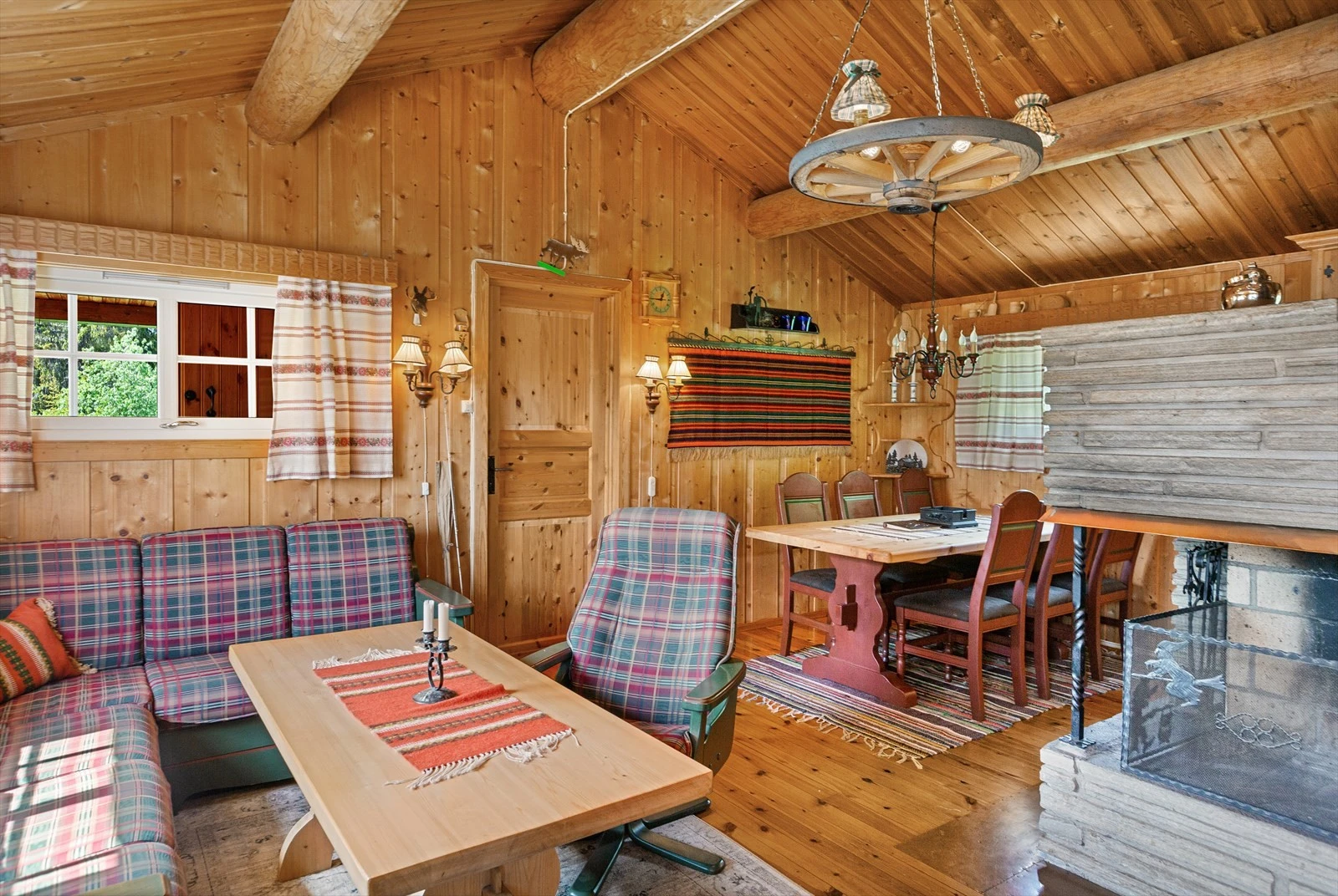 Hovedhytte har en tradisjonell god hyttestandard på overflater og utstyr. Galleribilde