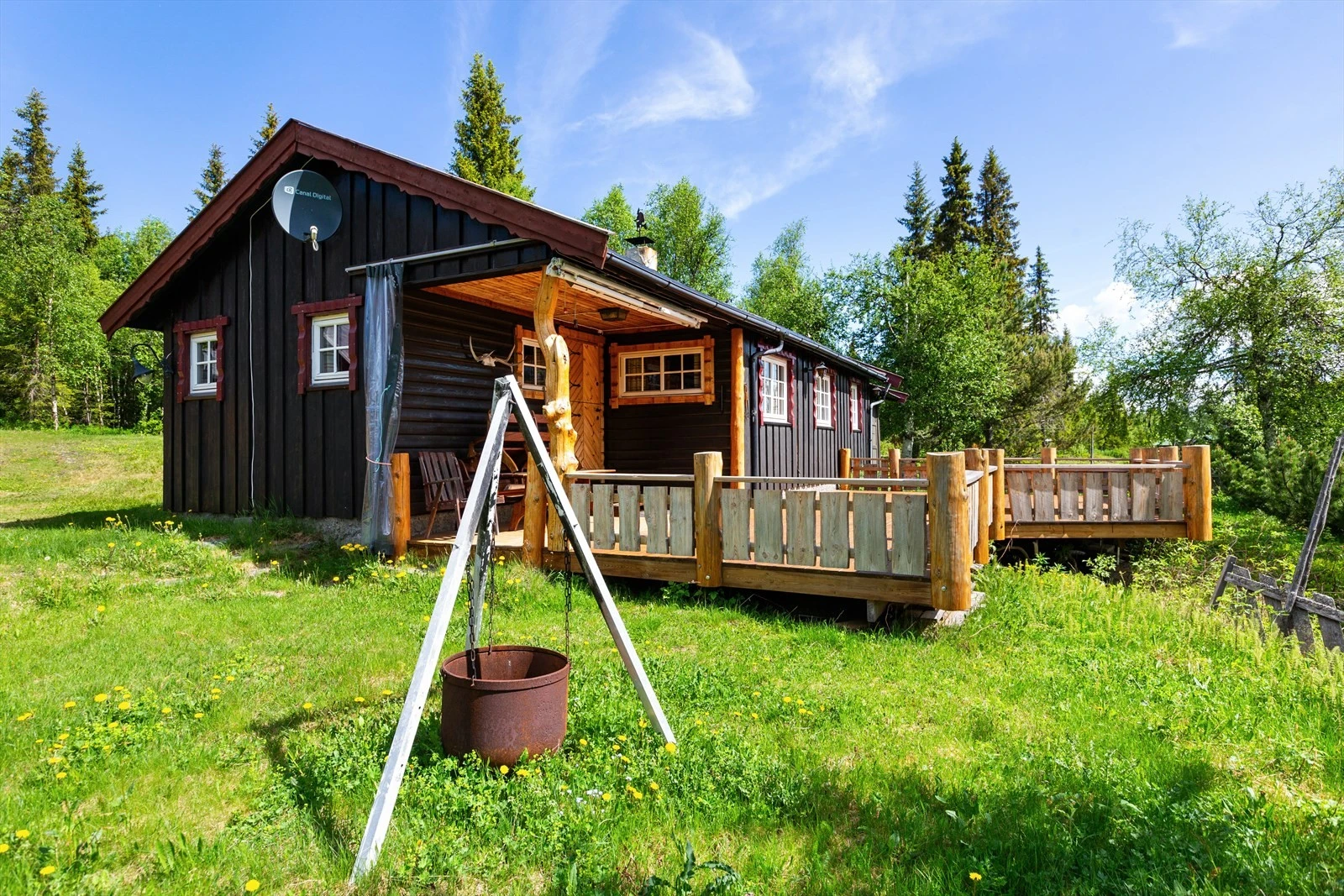 Det er to hytter tilhørende eiendommen, her hovedhytte Galleribilde
