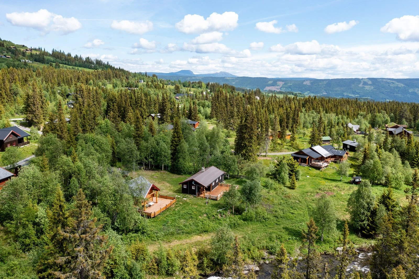 Eiendommen er beliggende i et attraktivt område på Vaset i Vestre Slidre kommune. Galleribilde