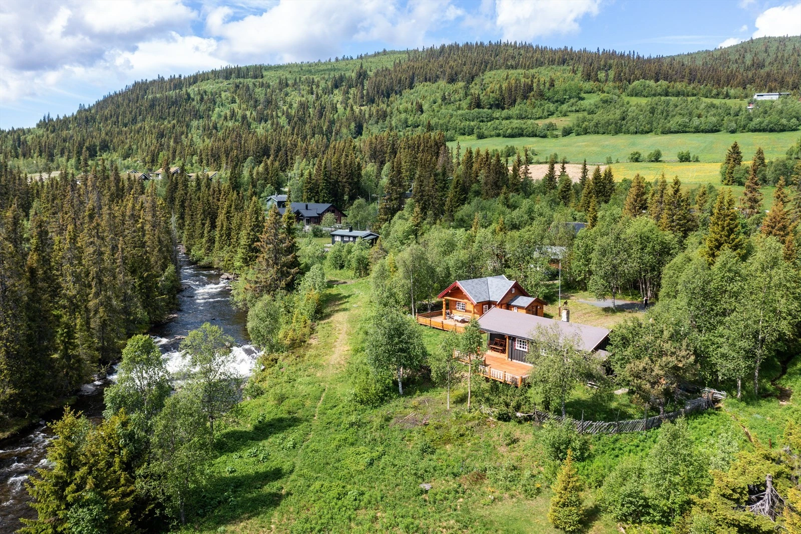 Eiendommen ligger koselig til ned mot elva Vasetåne. Galleribilde