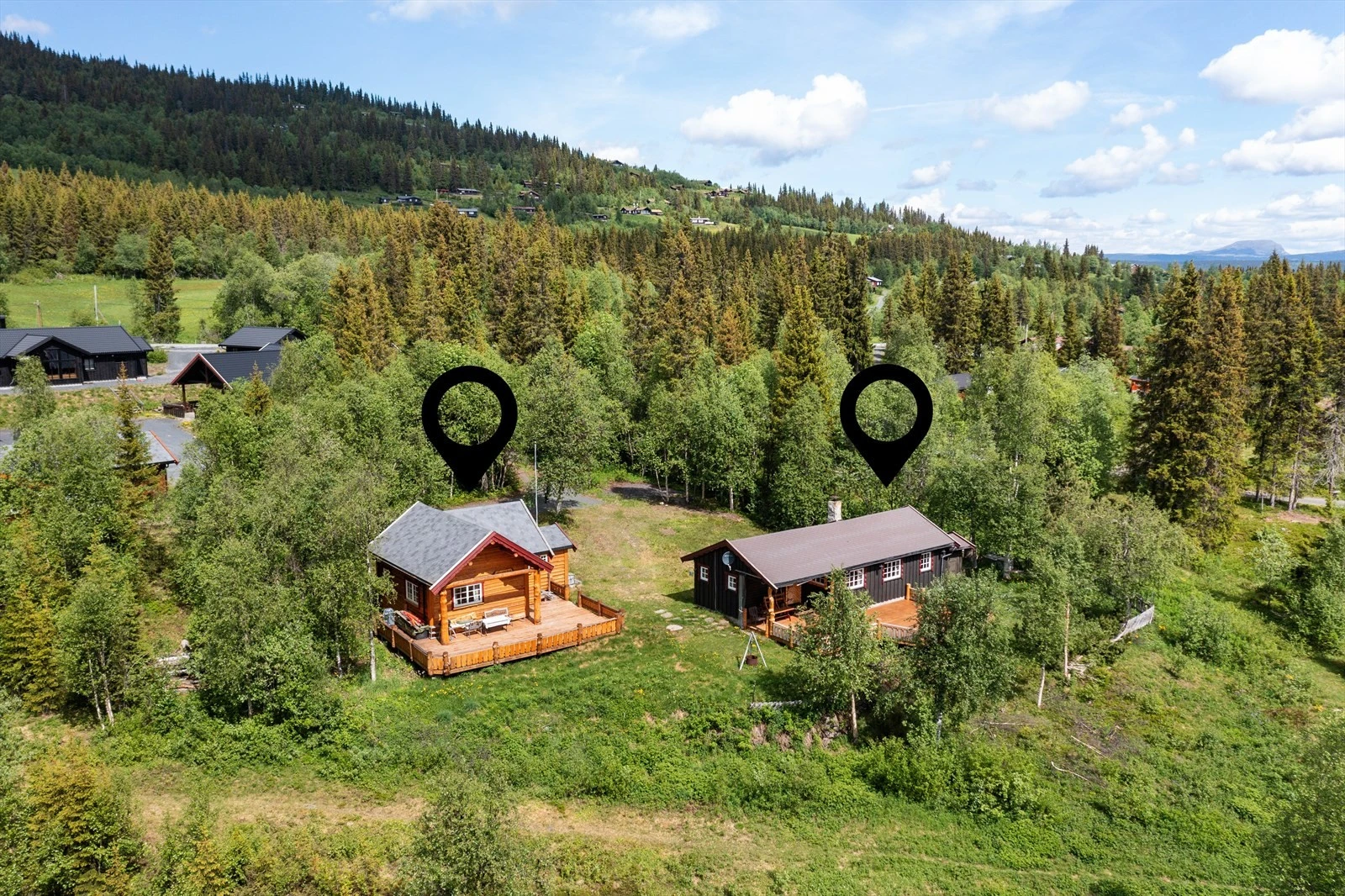 Eiendommen består av hovedhytte og gjestehytte, lunt beliggende i et hyggelig hyttefelt. Galleribilde