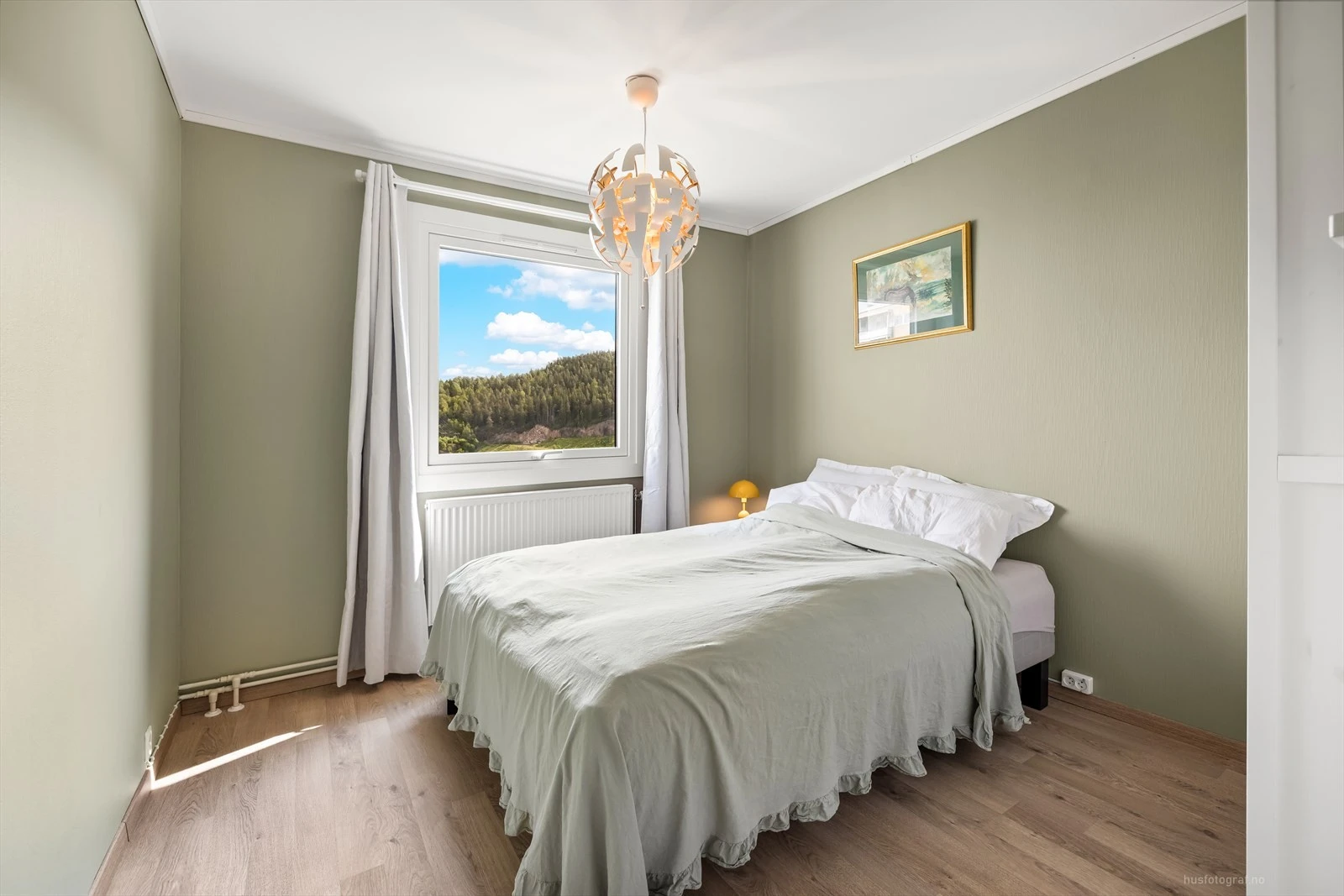 Soverom 1 - Pent soverom med god plass til dobbeltseng og nattbord.