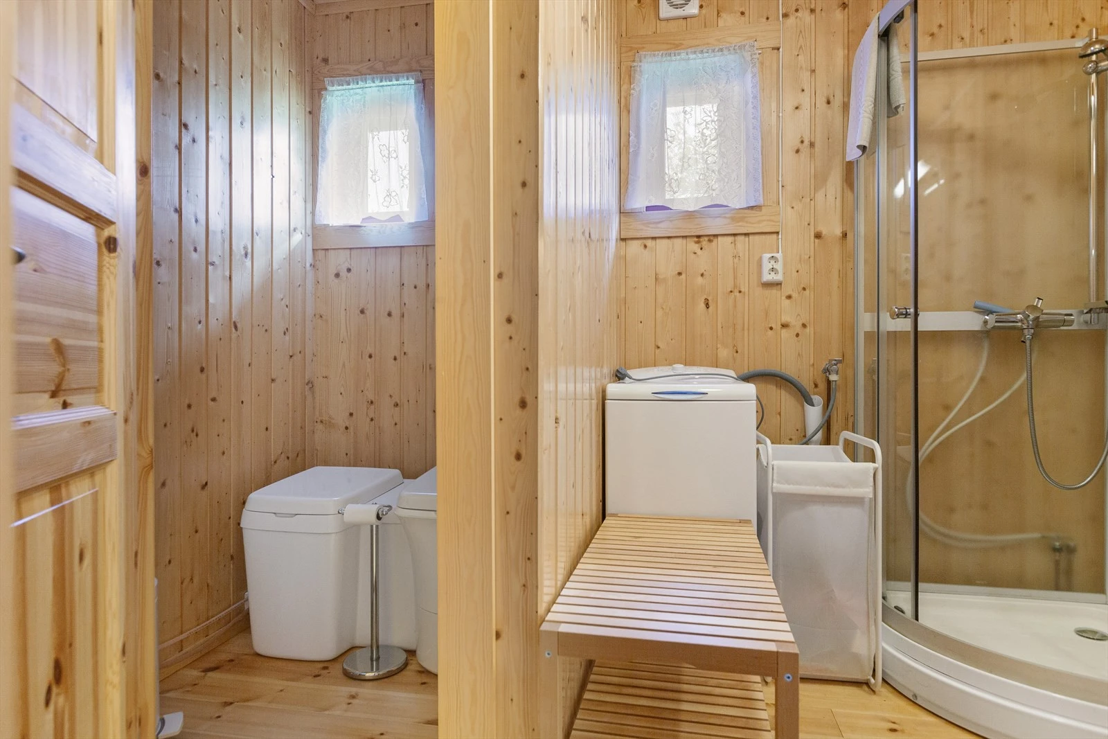 Bryter til vannpumpe, kloakkpumpe og nivåvarsler, samt en liten varmtvannsbereder, er også plassert på badet, som har naturlig ventilasjon med avtrekksvifte i yttervegg. Galleribilde