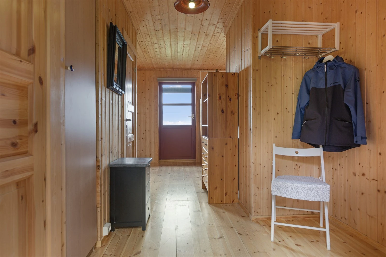 Hytta har overbygd inngangsparti og en romslig gang med god garderobeplass. Galleribilde