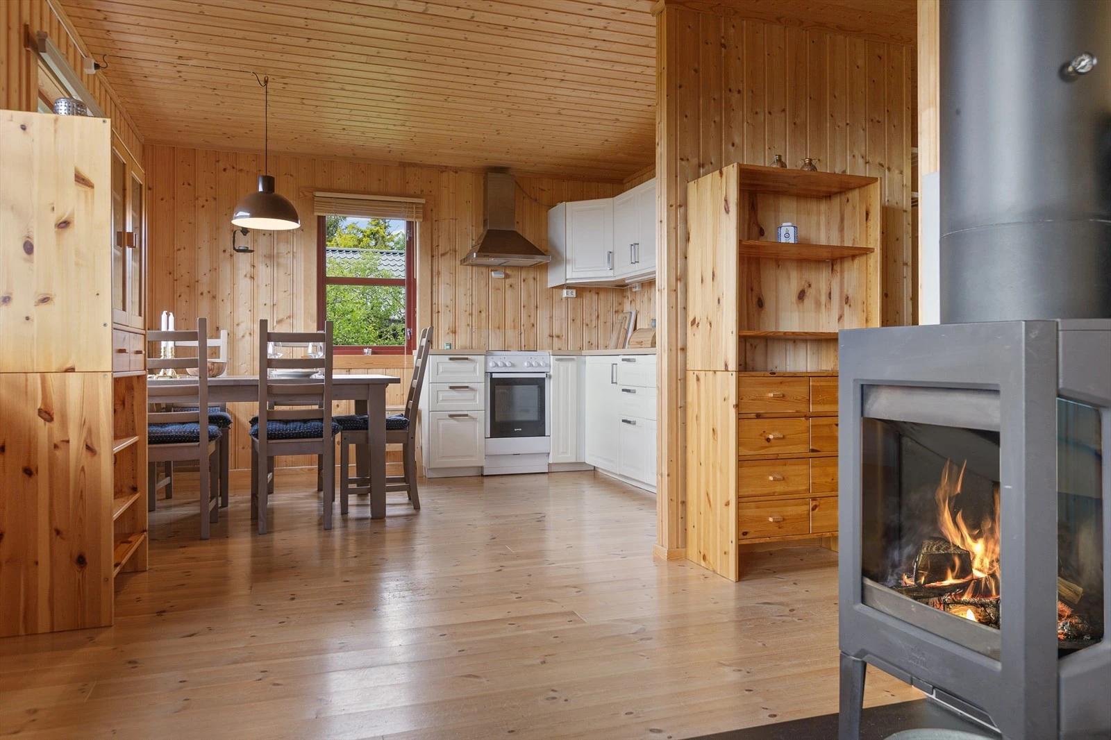 En stilig peisovn med stålpipe gir rask oppvarming og en hyggelig stemning til rommet. Galleribilde