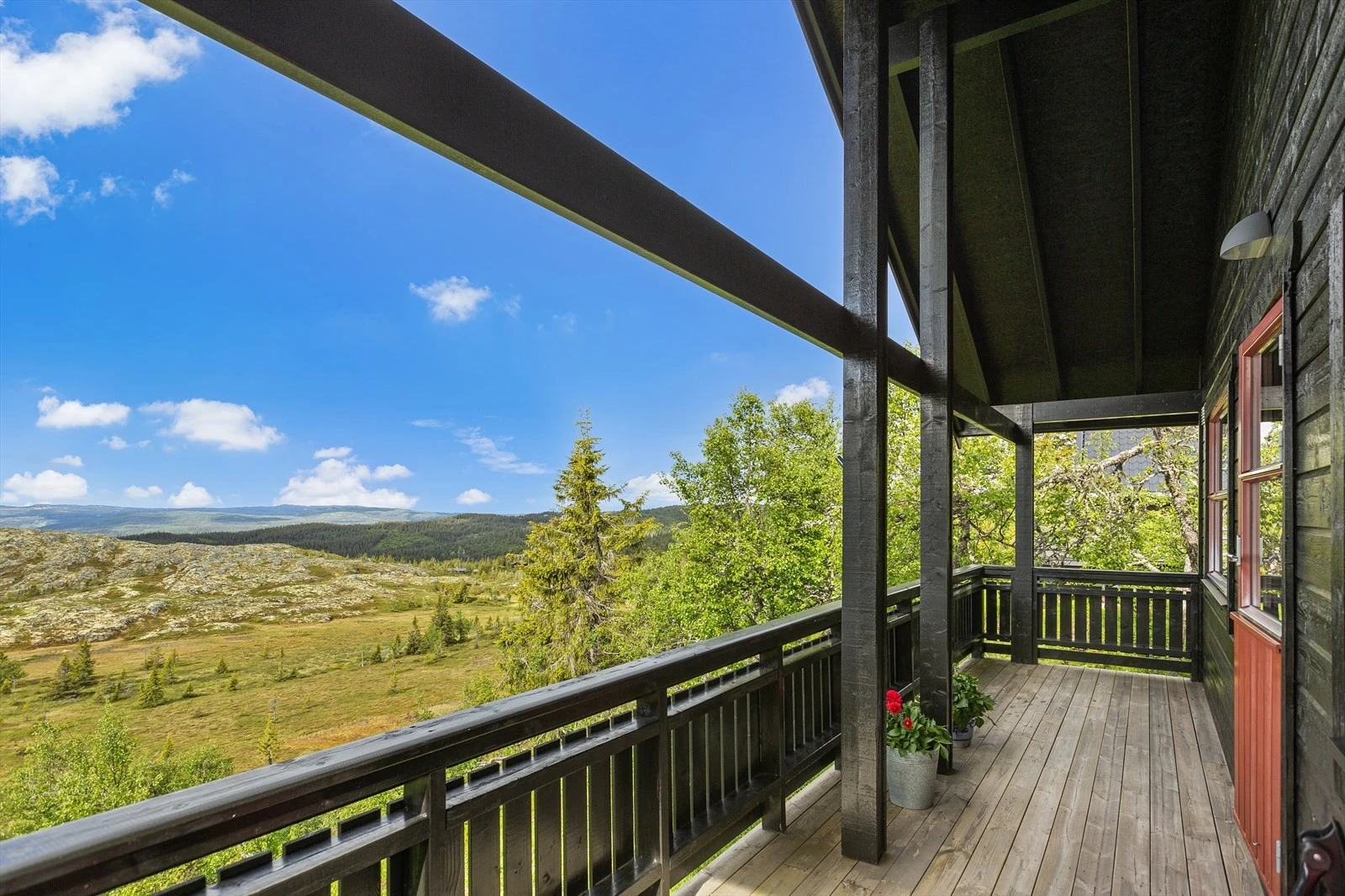 På en trivelig eiertomt med nydelig utsikt til store fjellområder finner du denne koselige og praktiske hytta fra 2013. Galleribilde