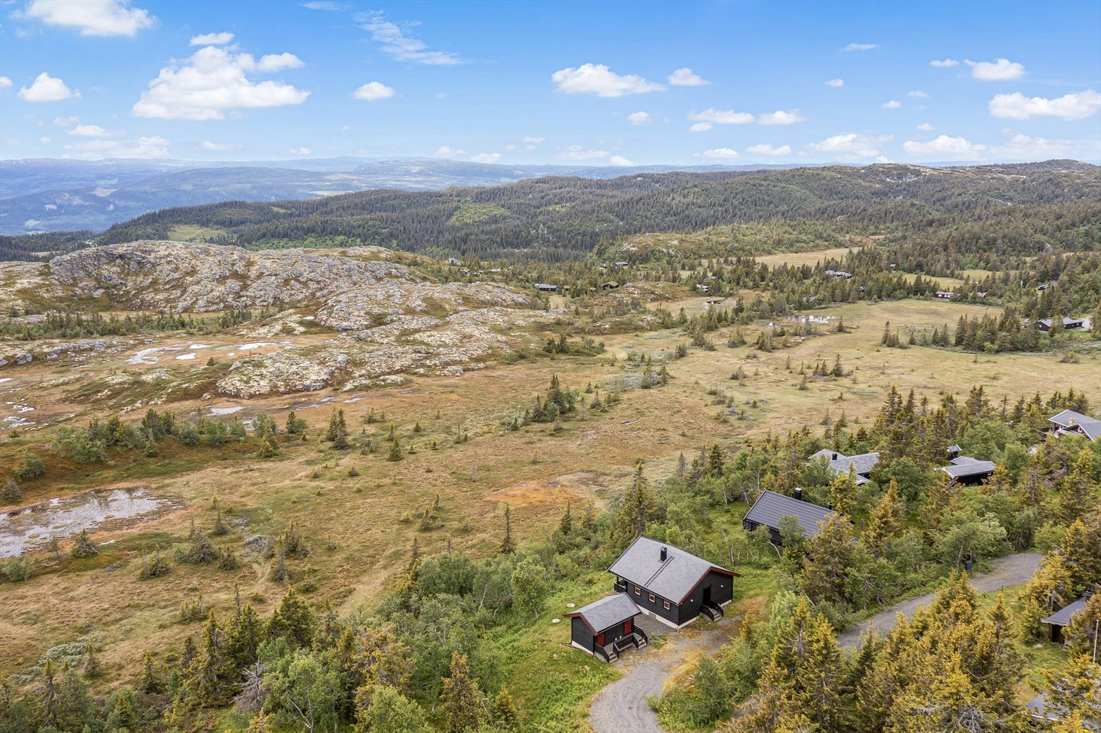 Her kan en nyte solrike sommerdager i stille og fredelige omgivelser i et hyggelig område med spredt hyttebebyggelse og fine turmuligheter. Galleribilde