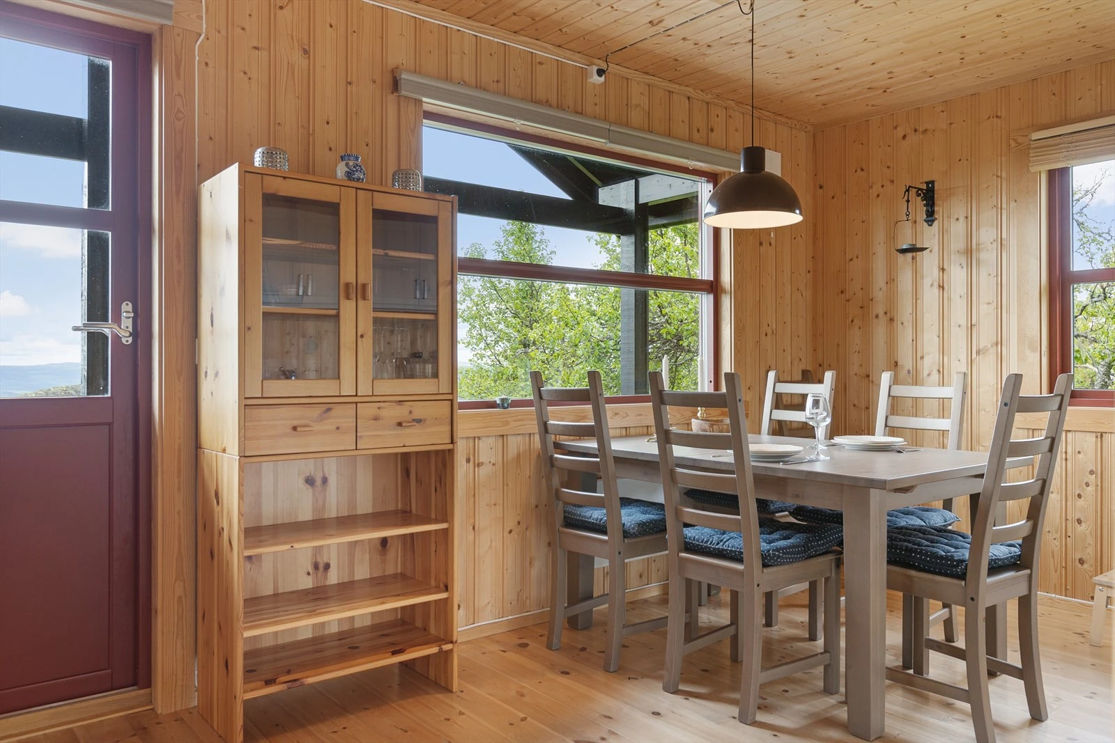 Frittstående komfyr med komfyrvakt og frittstående kjøle-/fryseskap. Kjøkkenventilator med avtrekk ut. Galleribilde